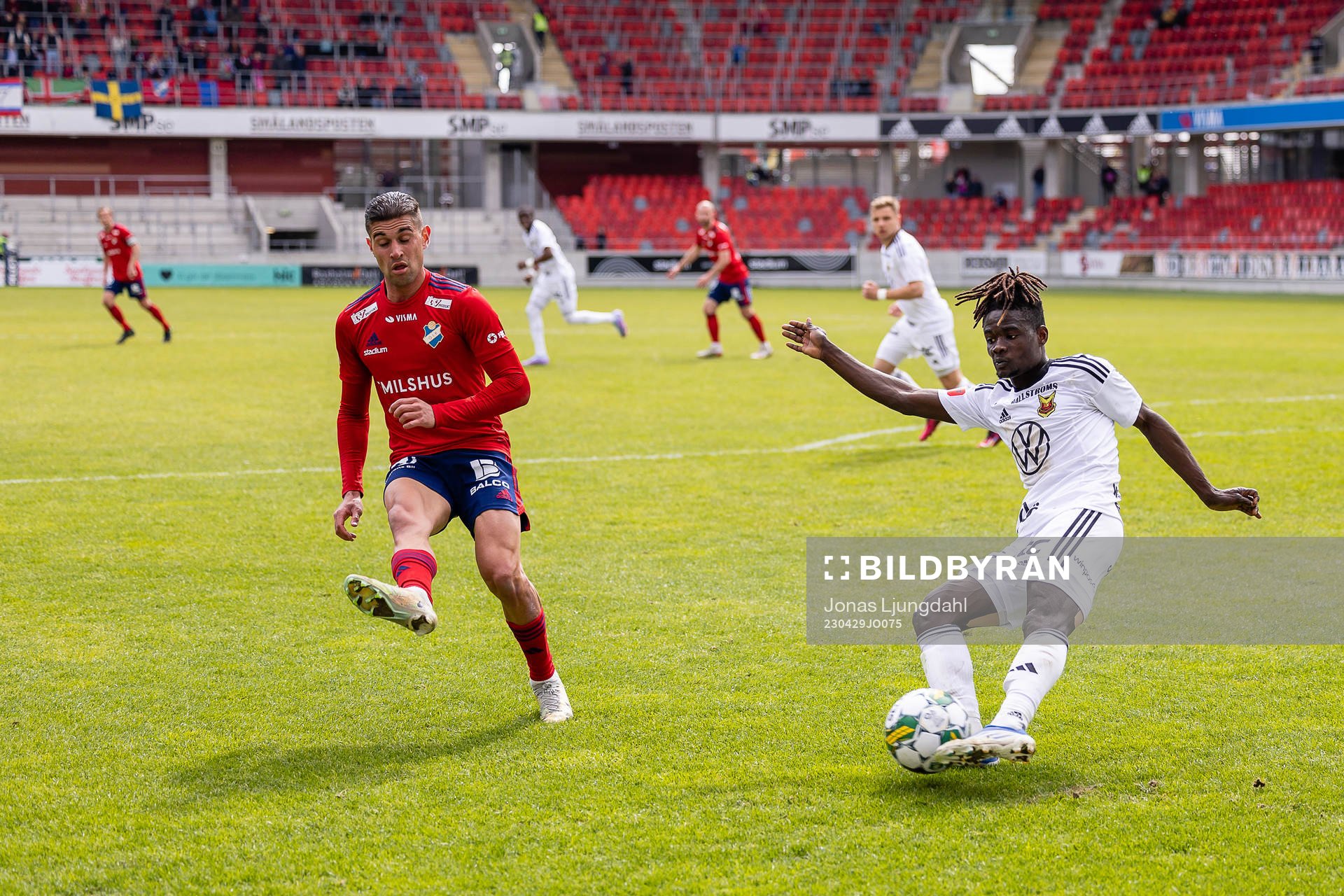 Östers Ahmed Bonnah och Östersunds Yannick Adjoumani