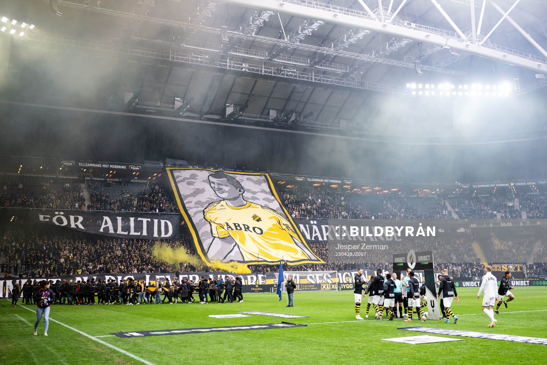 AIKs supportrar med tifo som hyllar Ivan Turina