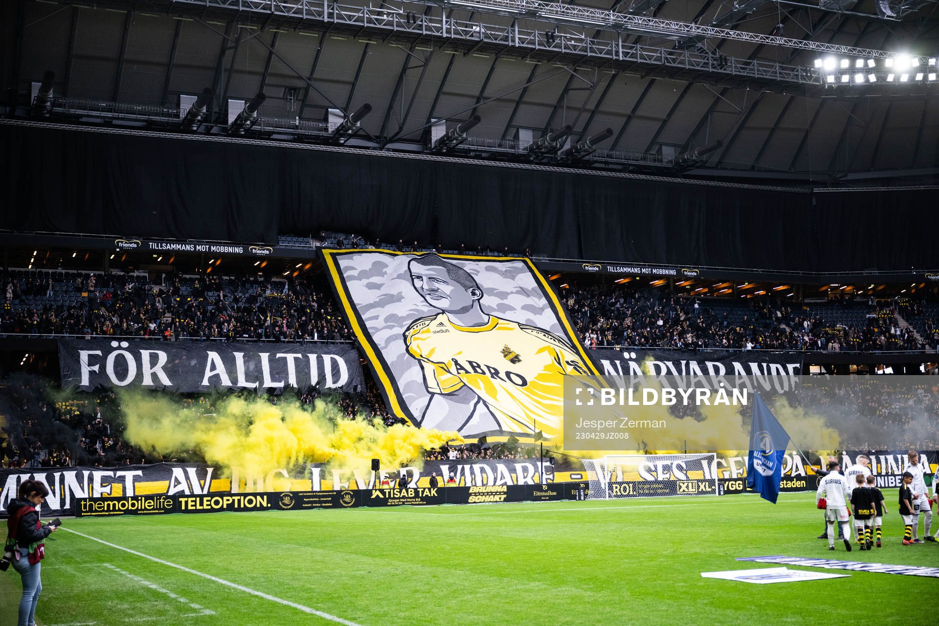 AIKs supportrar med tifo som hyllar Ivan Turina