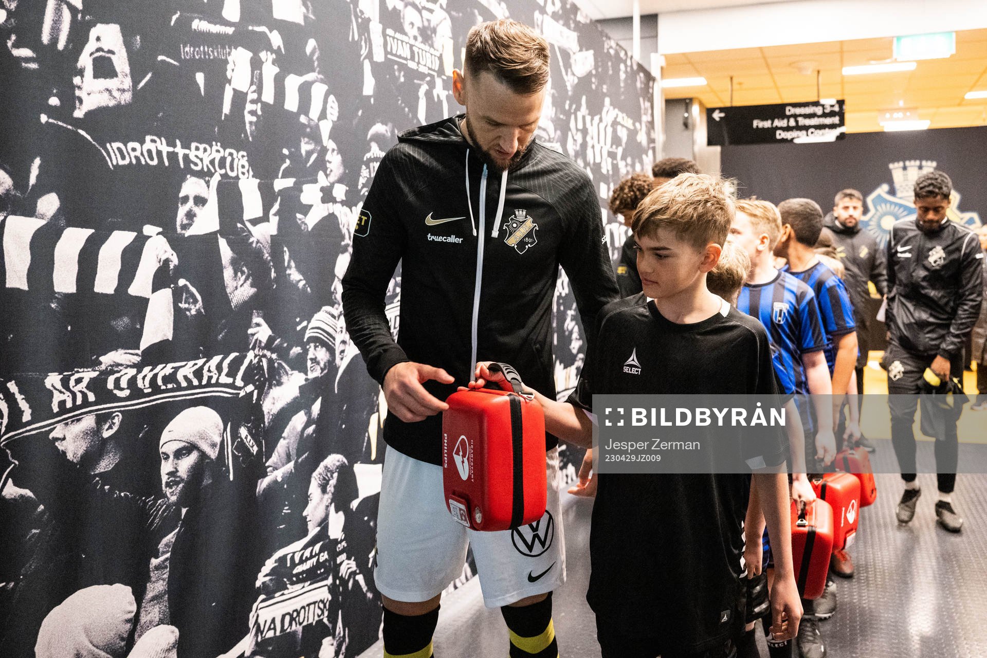 AIKs Alexander Milosevic får en hjärtstartare av en
