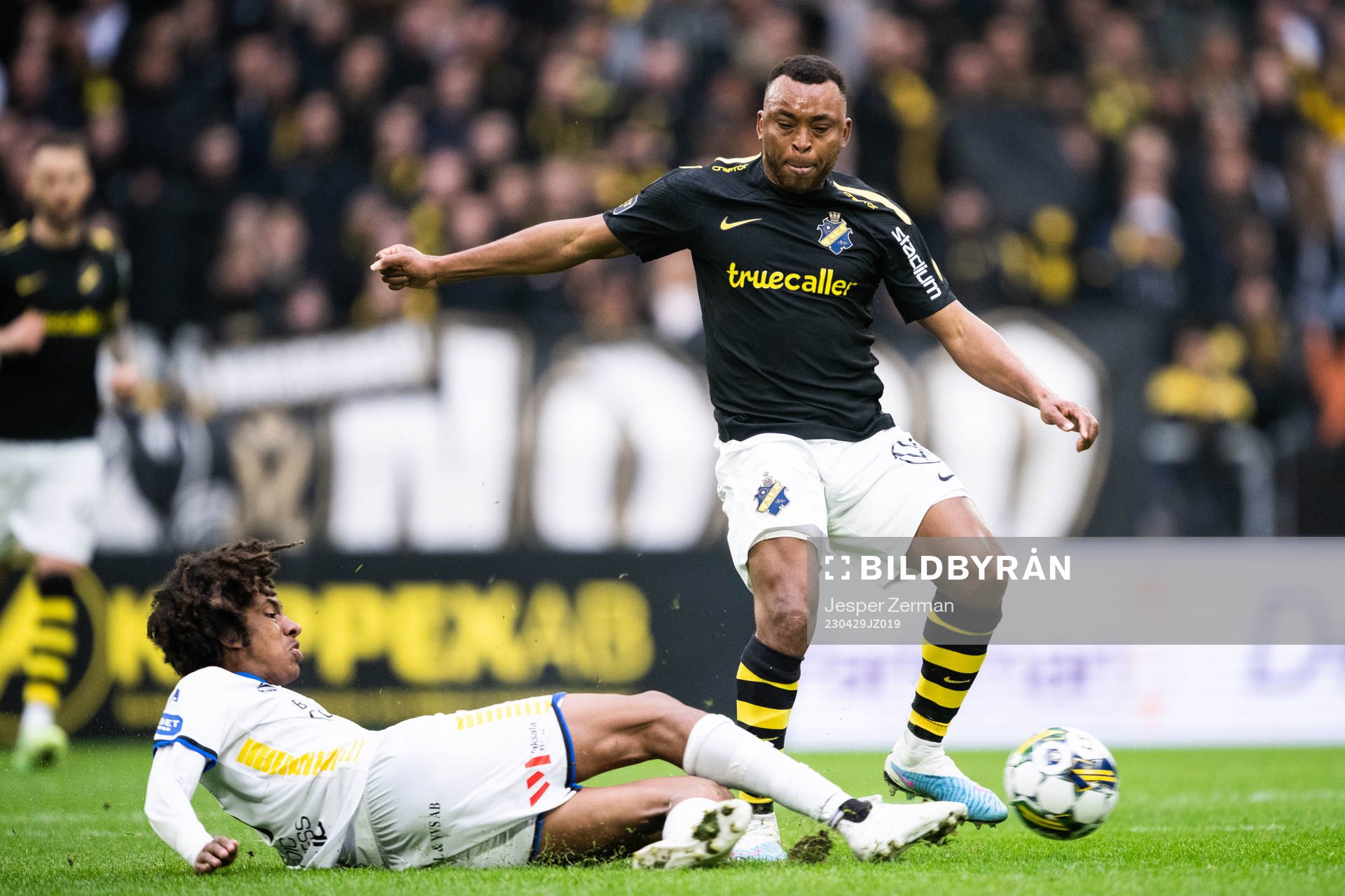 Sirius Malcolm Jeng och. AIKs Abdussalam Magashy under fotbollsmatchen i Allsvenskan mellan AIK och Sirius den 29 april 2023 i Stockholm. 