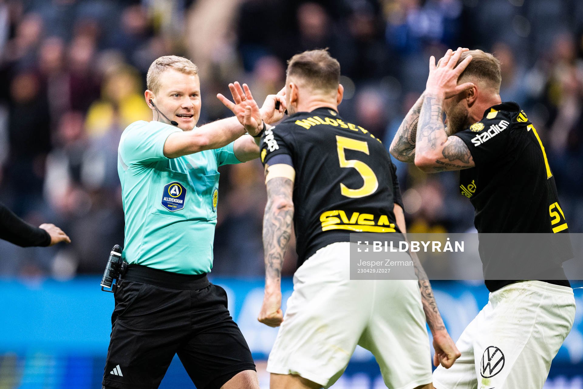 AIKs Alexander Milosevic och John Guidetti reagerar på