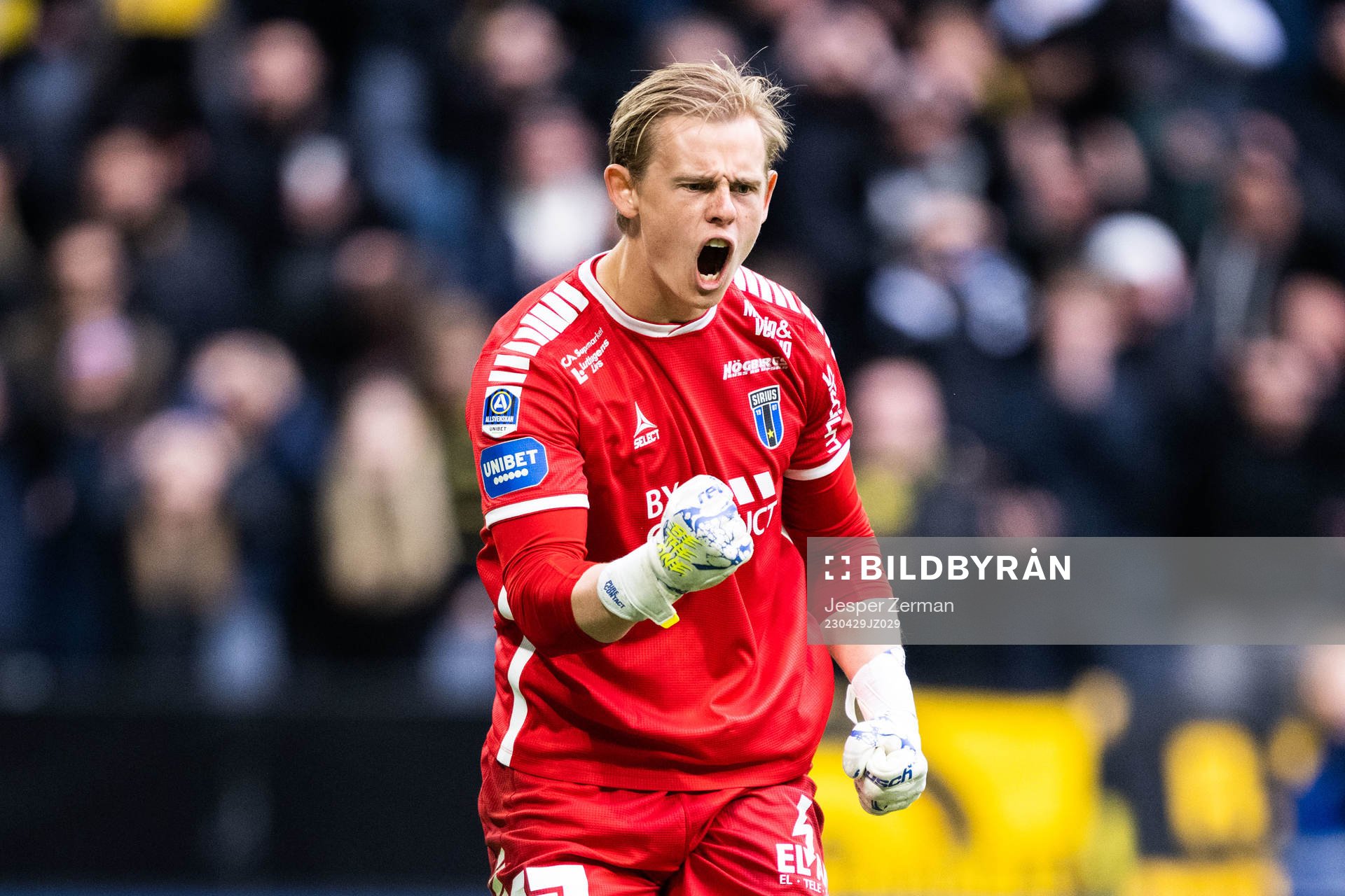 Sirius målvakt Jakob Tånnander jublar under fotbollsmatchen i Allsvenskan mellan AIK och Sirius den 29 april 2023 i Stockholm. 