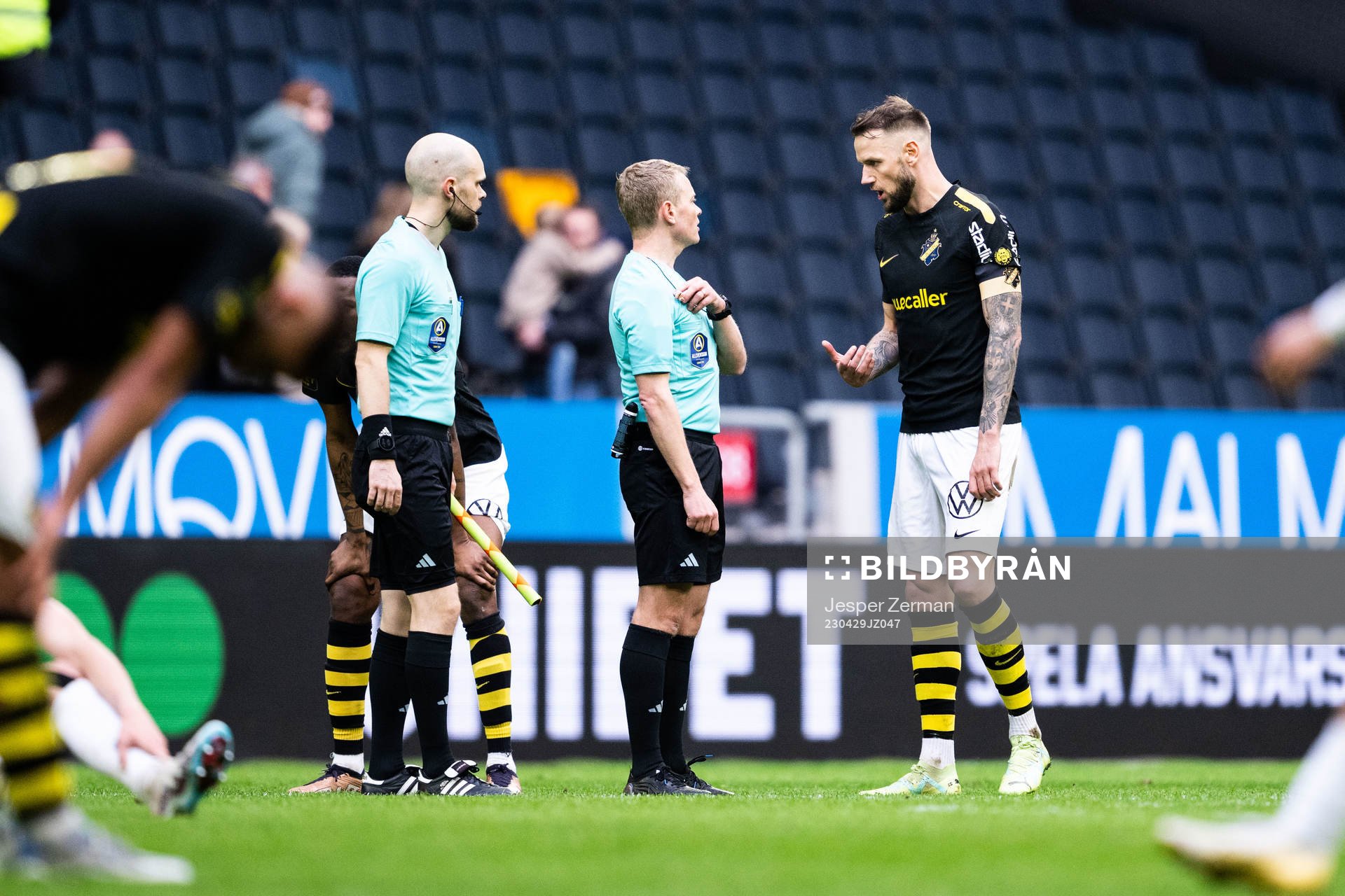 AIKs Alexander Milosevic i diskussion med Domare Fredrik