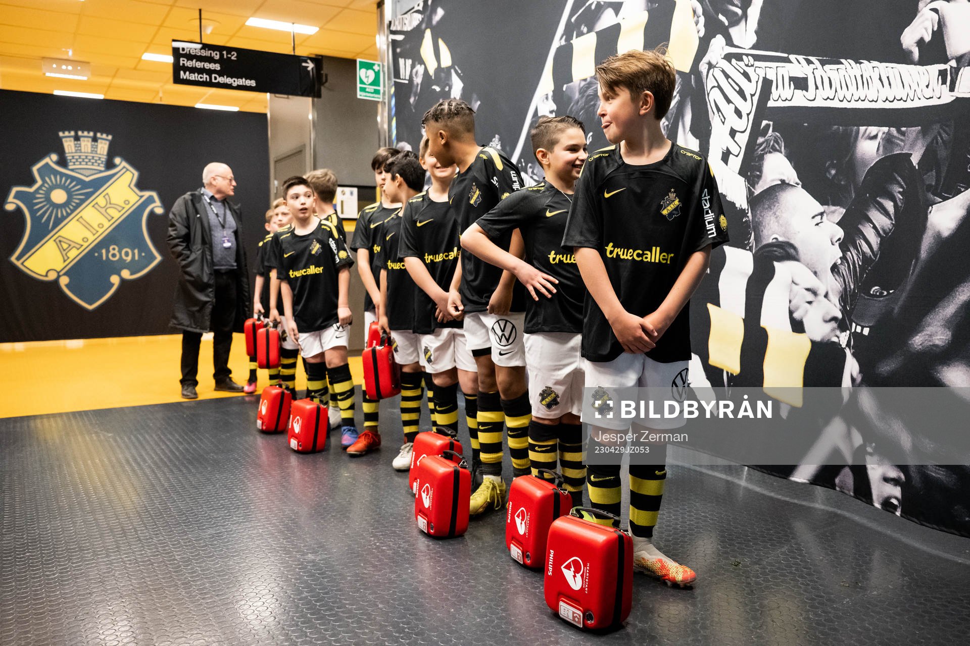 Matchens knattar står med hjärtstartare