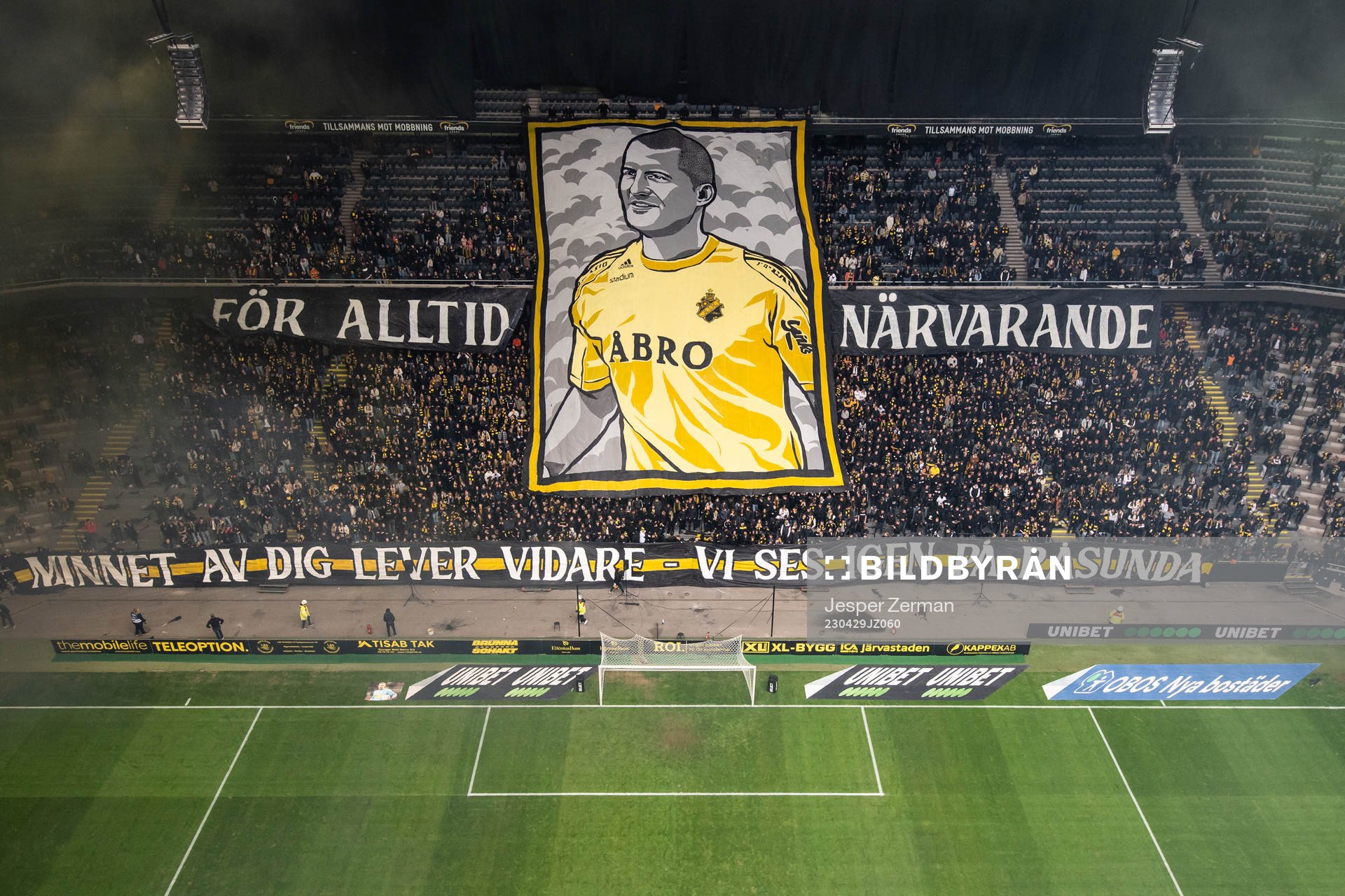 AIKs supportrar med ett tifo