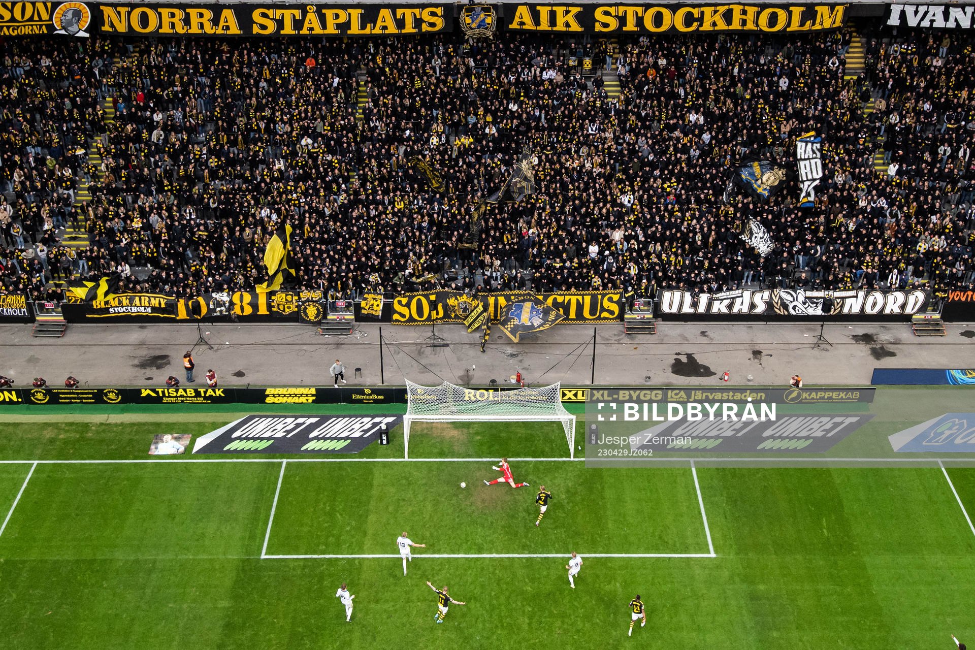 Sirius målvakt Jakob Tånnander räddar ett skott av AIKs