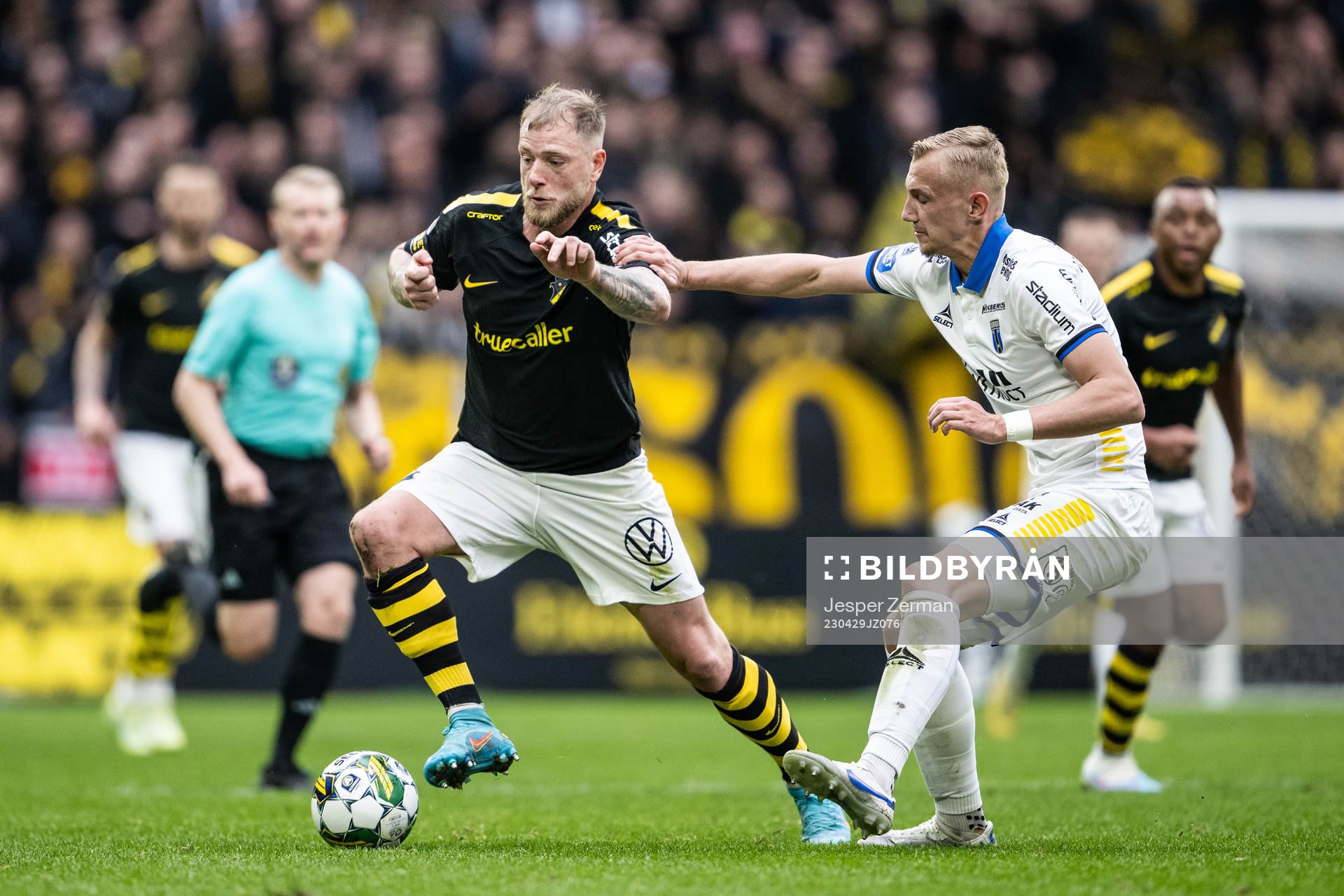 AIKs John Guidetti och Sirius Jakob Voelkerling Persson under fotbollsmatchen i Allsvenskan mellan AIK och Sirius den 29 april 2023 i Stockholm. 