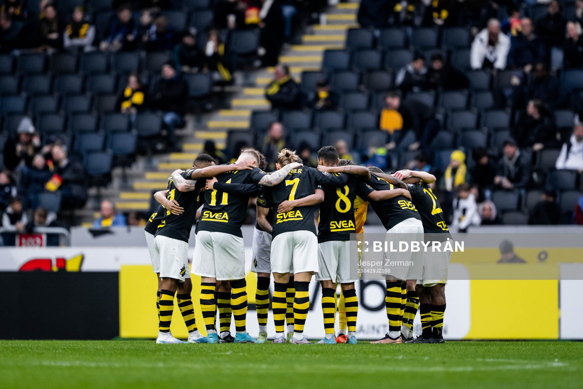 AIKs spelare samlas i en ring inför andra halvlek under fotbollsmatchen i Allsvenskan mellan AIK och Sirius den 29 april 2023 i Stockholm. 