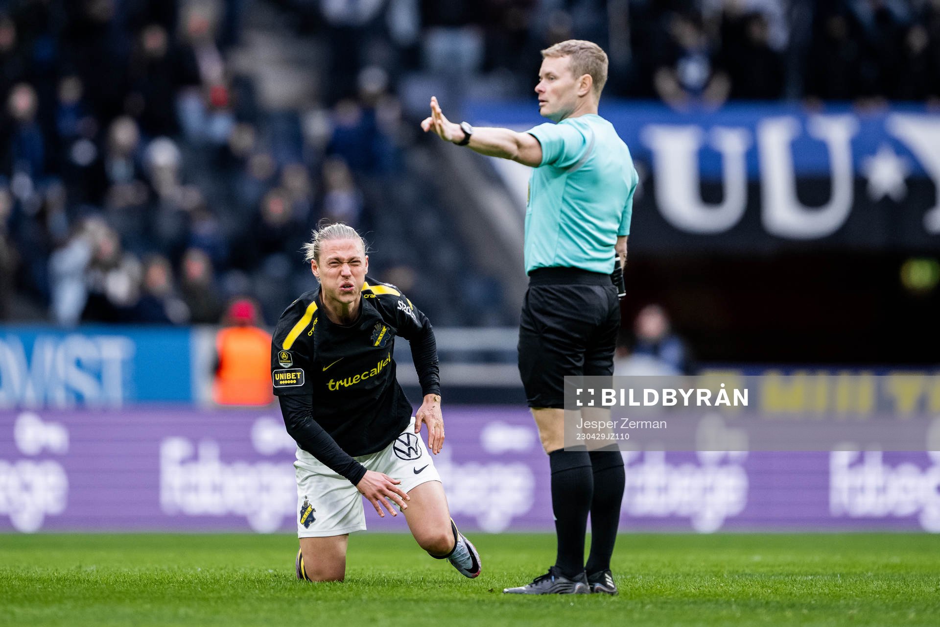AIKs Viktor Fischer och Domare Fredrik Klitte