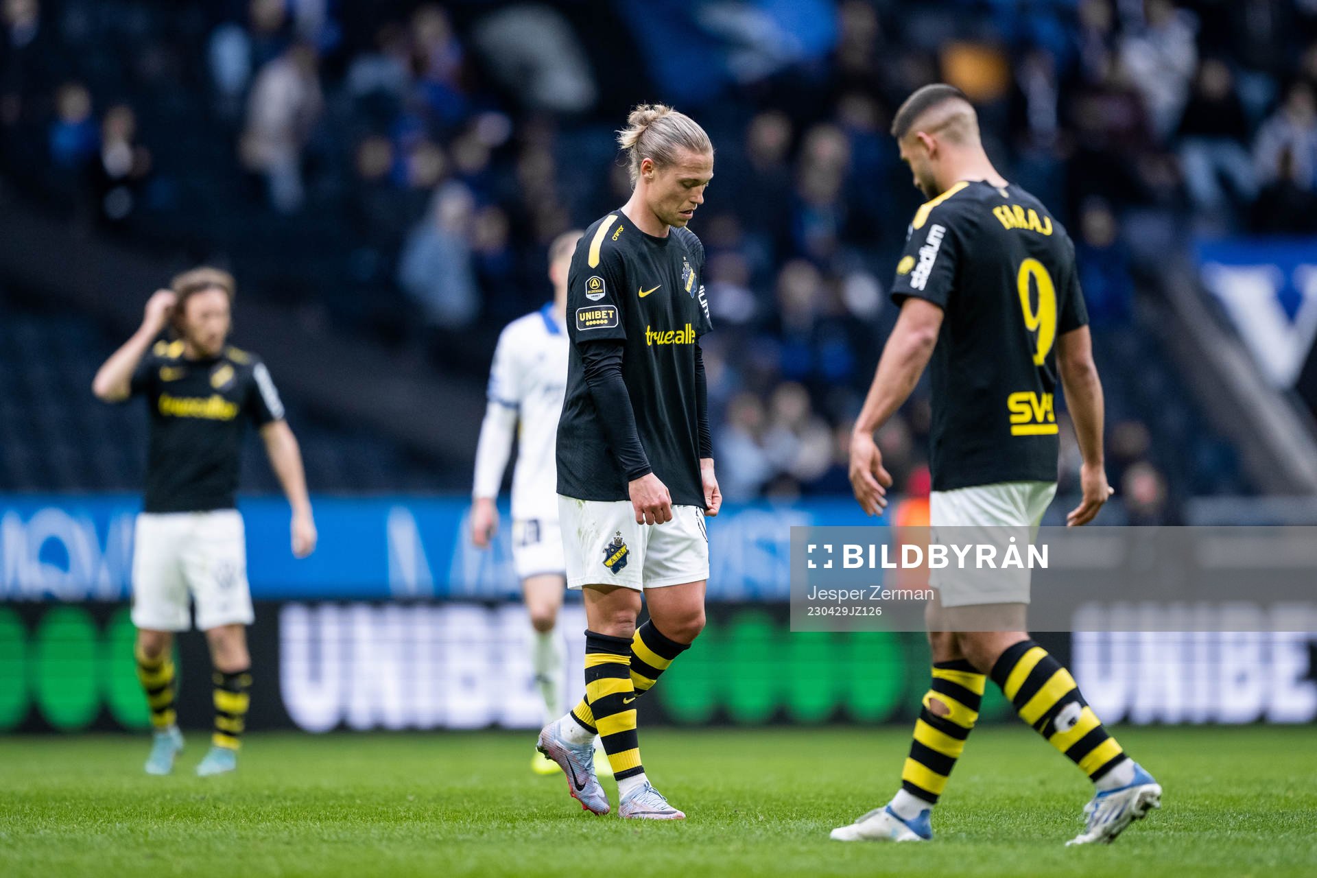 AIKs Viktor Fischer och Omar Faraj deppar