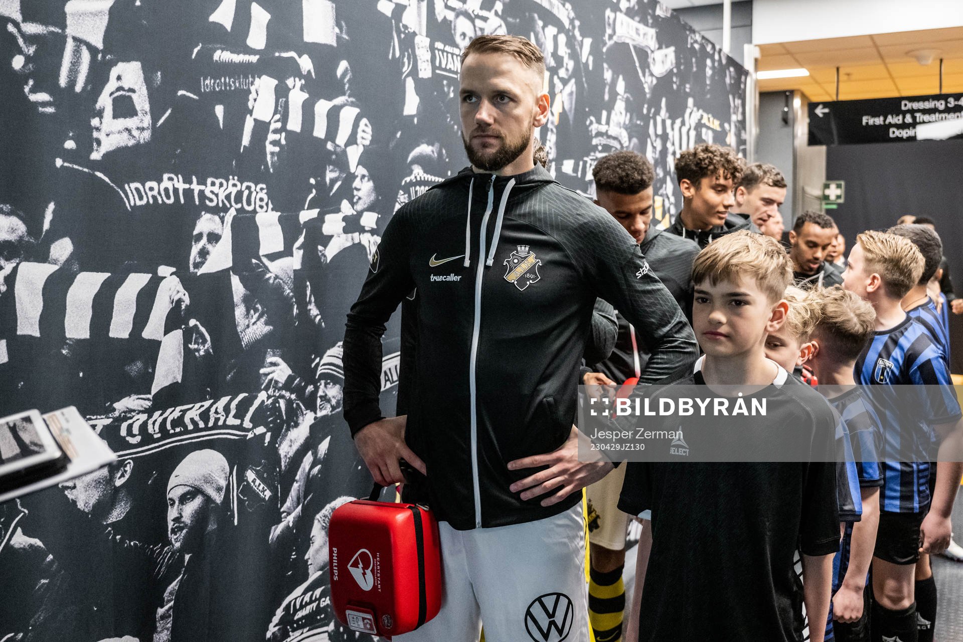 AIKs Alexander Milosevic håller i en hjärtstartare