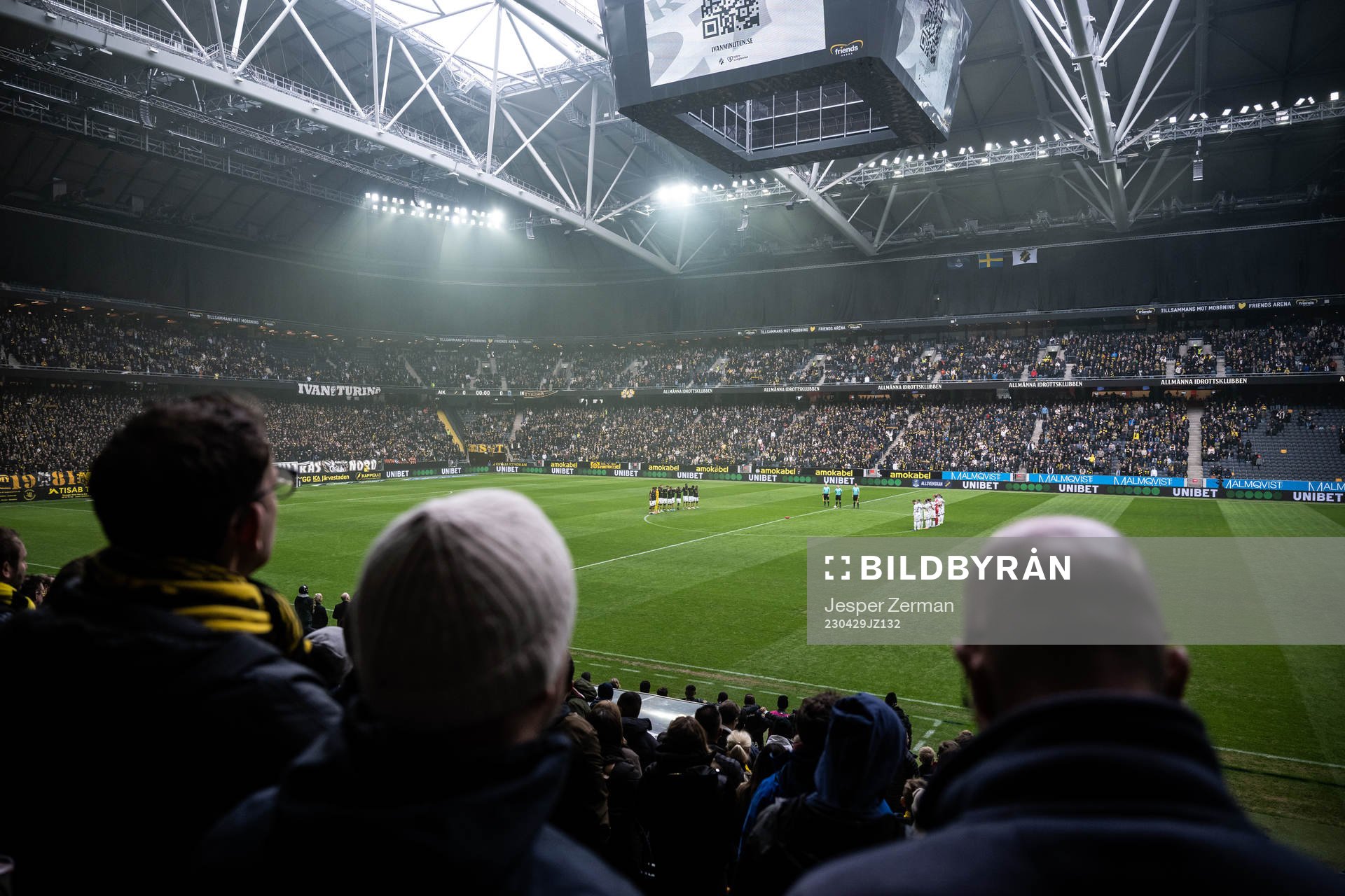 Vy från läktaren när AIKs och Sirius spelare står