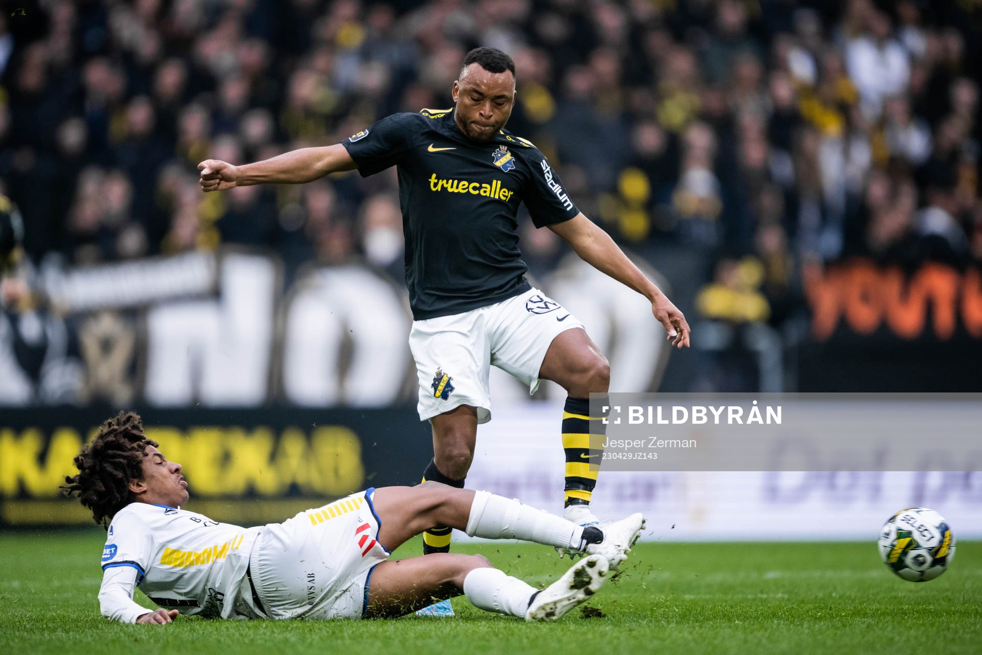 Sirius Malcolm Jeng och AIKs Abdussalam Magashy under fotbollsmatchen i Allsvenskan mellan AIK och Sirius den 29 april 2023 i Stockholm. 