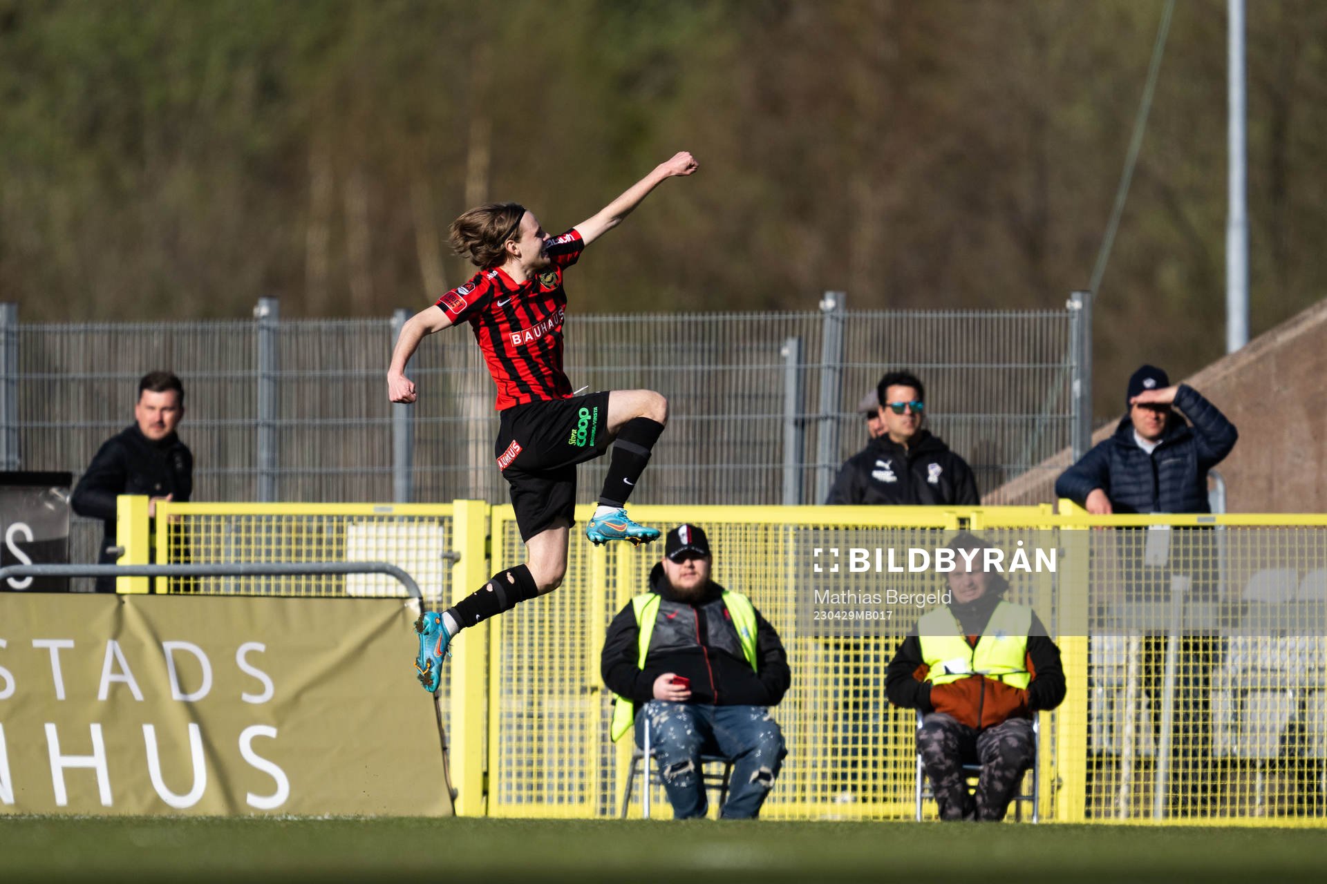 Brommapojkarnas Oscar Pettersson jublar