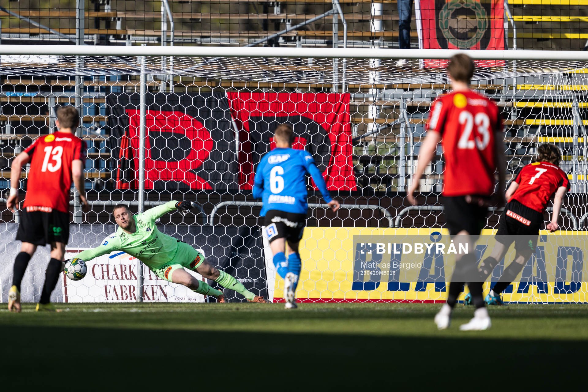 Brommapojkarnas Oscar Pettersson gör 0-1 bakom Halmstads