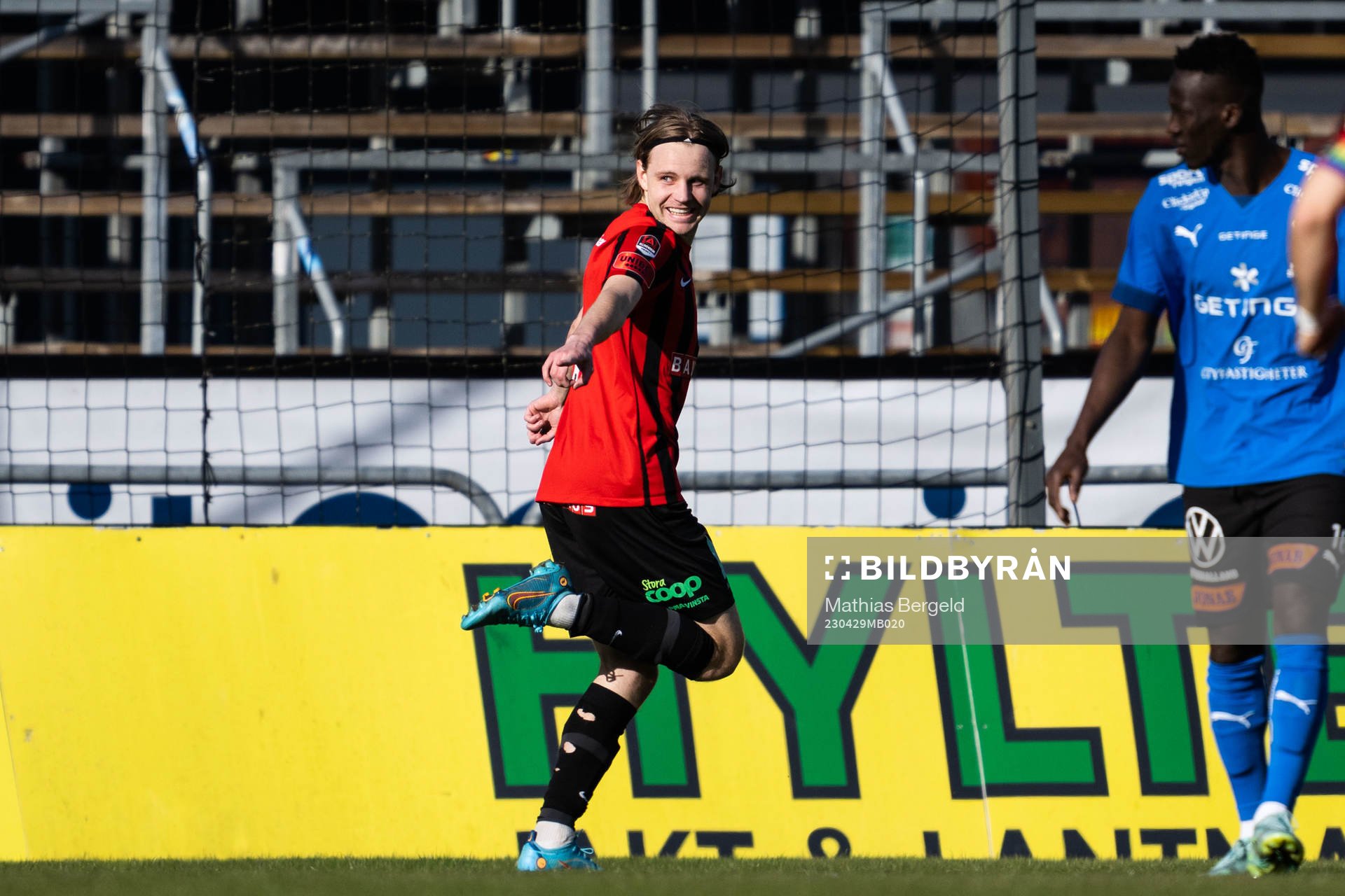 Brommapojkarnas Oscar Pettersson jublar