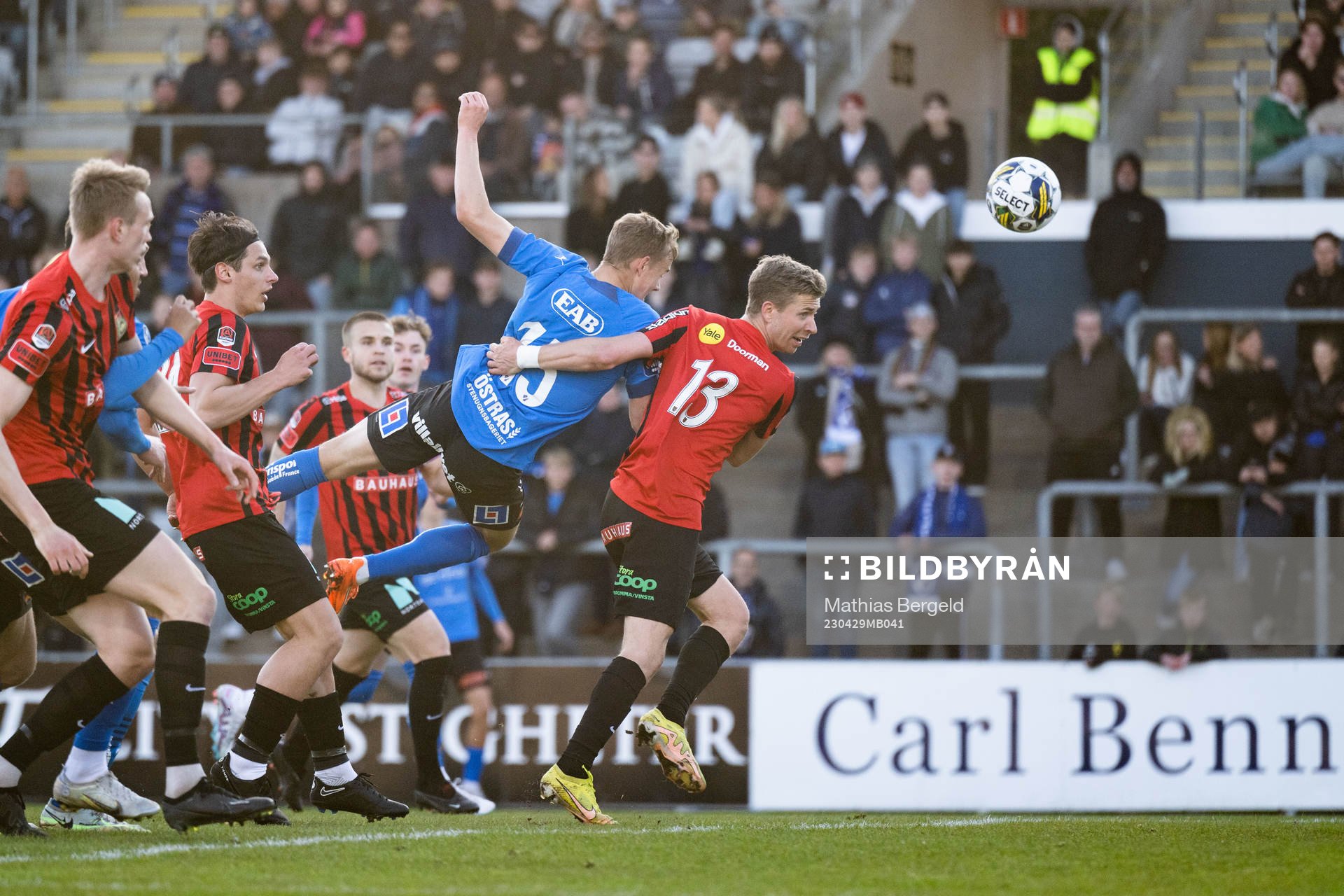 Halmstads Gustav Friberg och Brommapojkarnas Ludvig Fritzson under fotbollsmatchen i Allsvenskan mellan Halmstad och Brommapojkarna den 29 april 2023 i Halmstad.