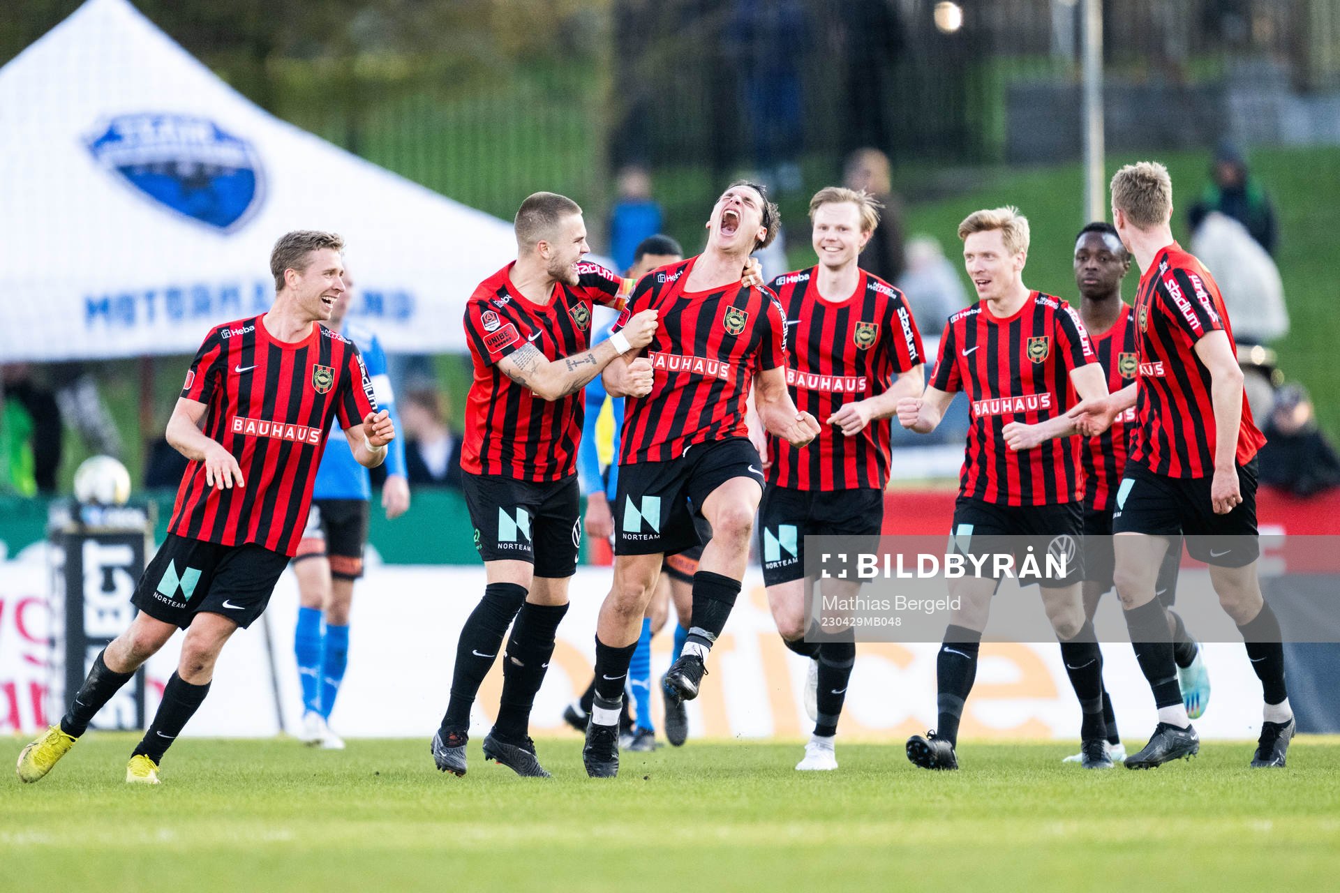 Brommapojkarnas Kevin Ackermann jublar