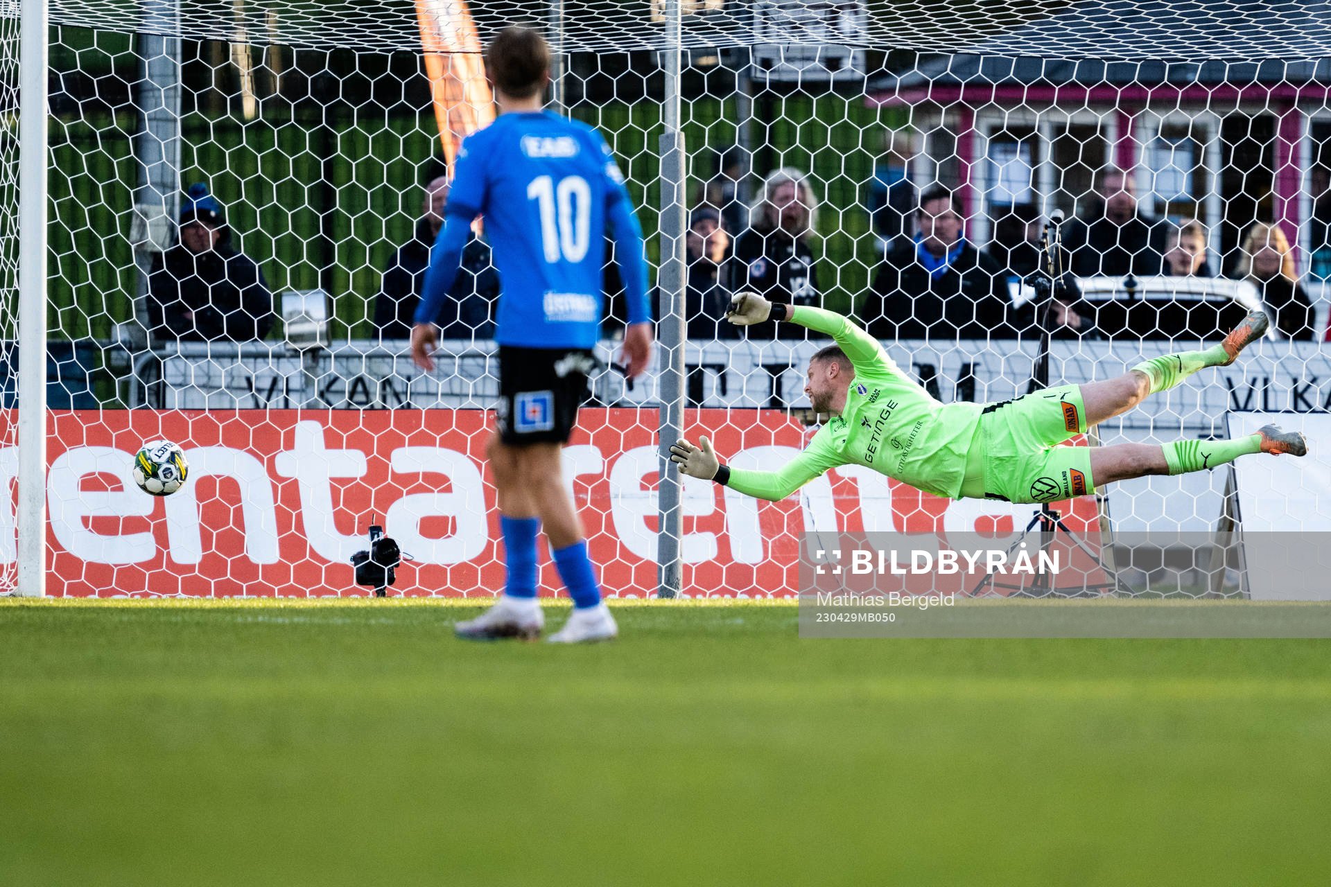 Brommapojkarnas Kevin Ackermann (ej i bild) gör 0-2 bakom