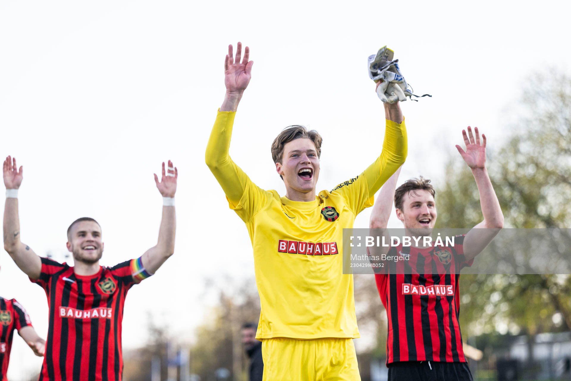 Brommapojkarnas målvakt Filip Sidklev jublar
