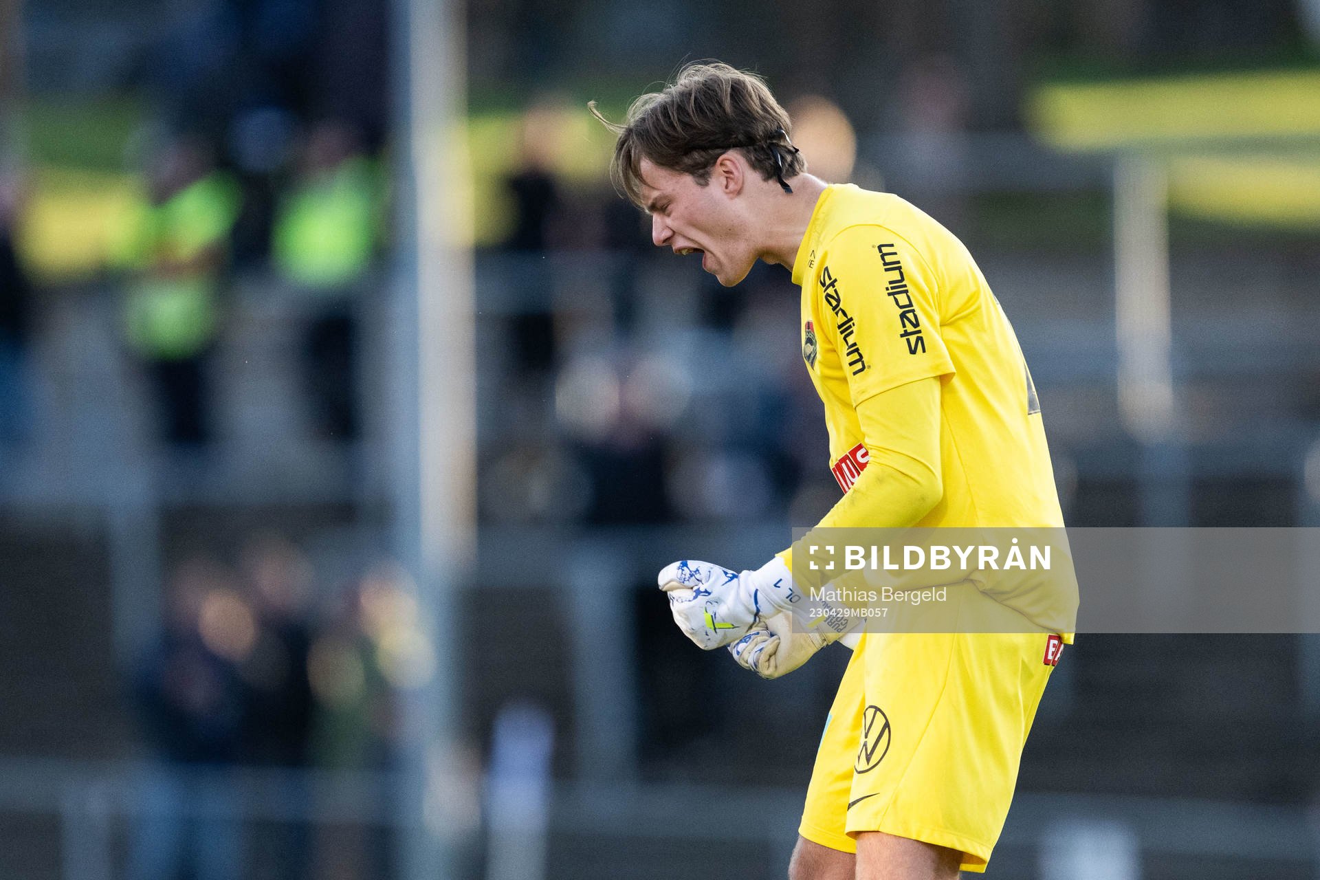 Brommapojkarnas målvakt Filip Sidklev jublar