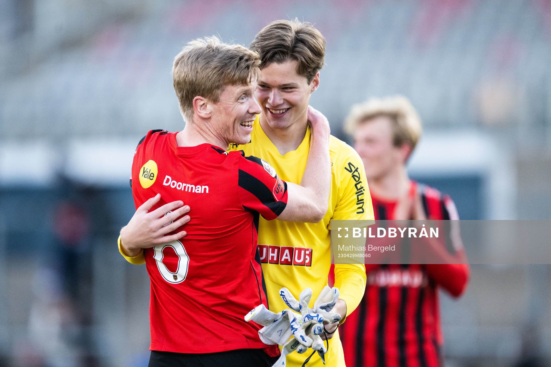Brommapojkarnas Gustav Sandberg Magnusson och målvakt