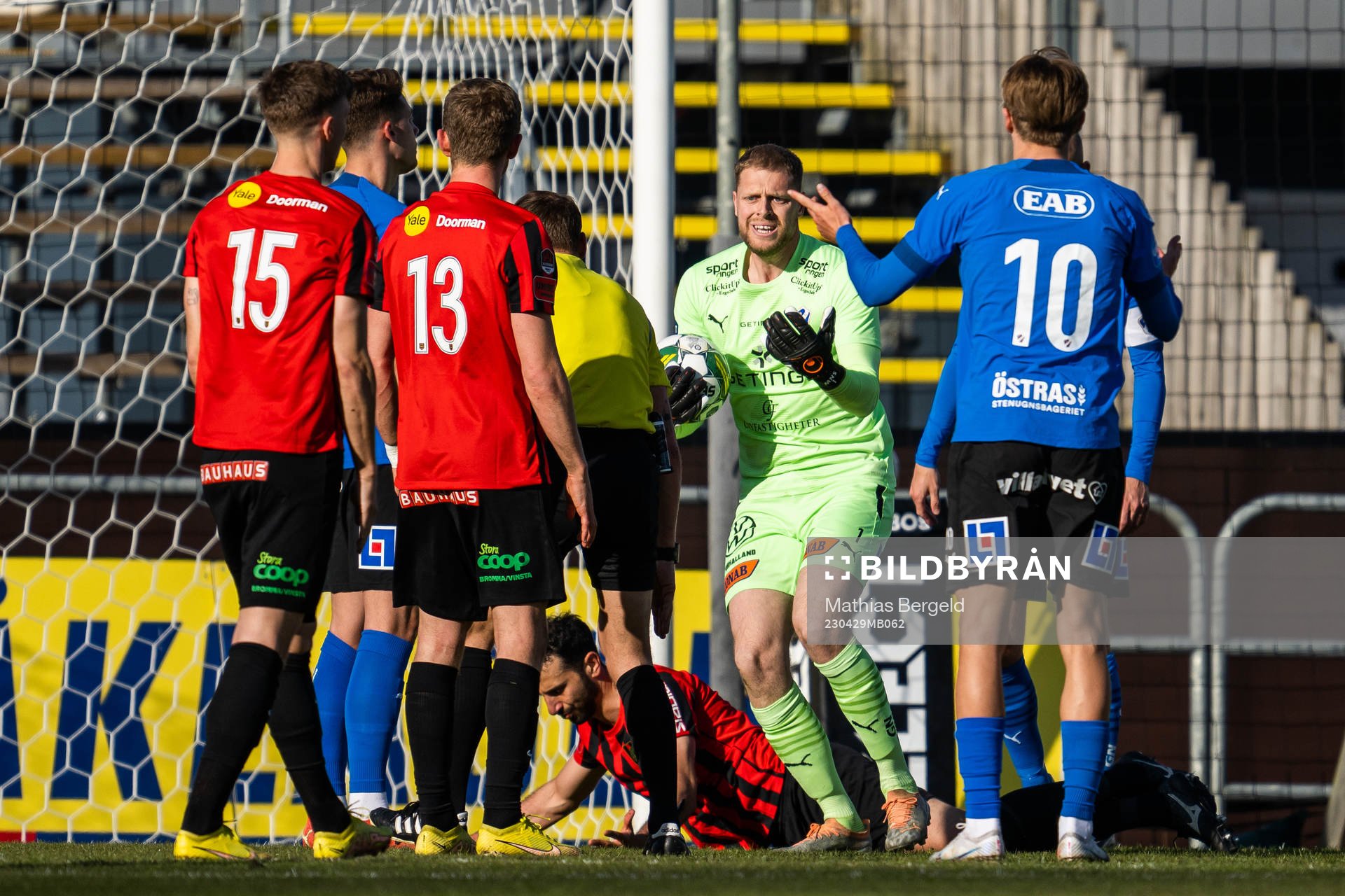 Halmstads målvakt Malkolm Nilsson Säfqvist reagerar på