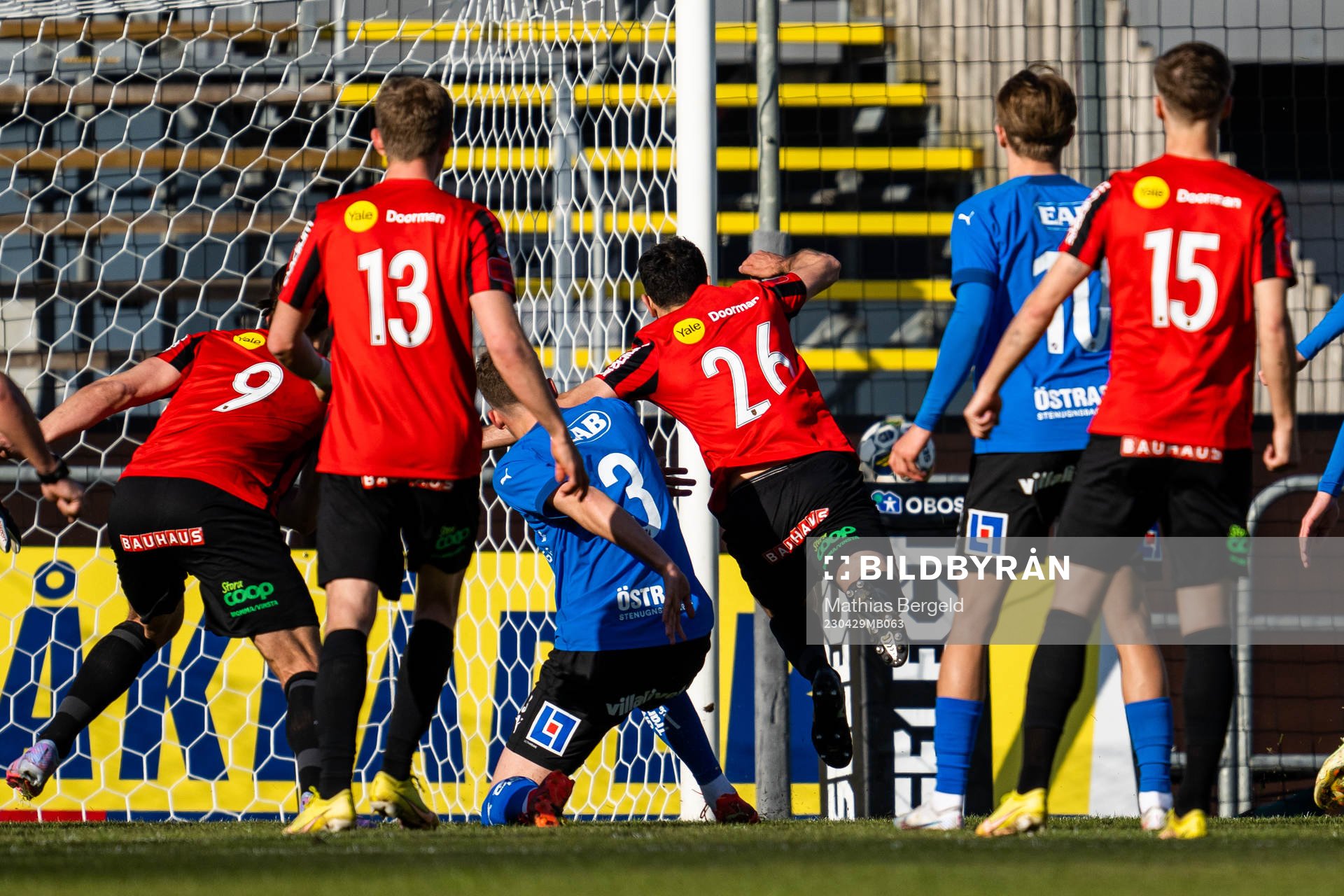 Halmstads Gabriel Wallentin i kamp med Brommapojkarnas André Calisir vid en situation där det döms straff till Brommapojkarna under fotbollsmatchen i Allsvenskan mellan Halmstad och Brommapojkarna den 29 april 2023 i Halmstad.