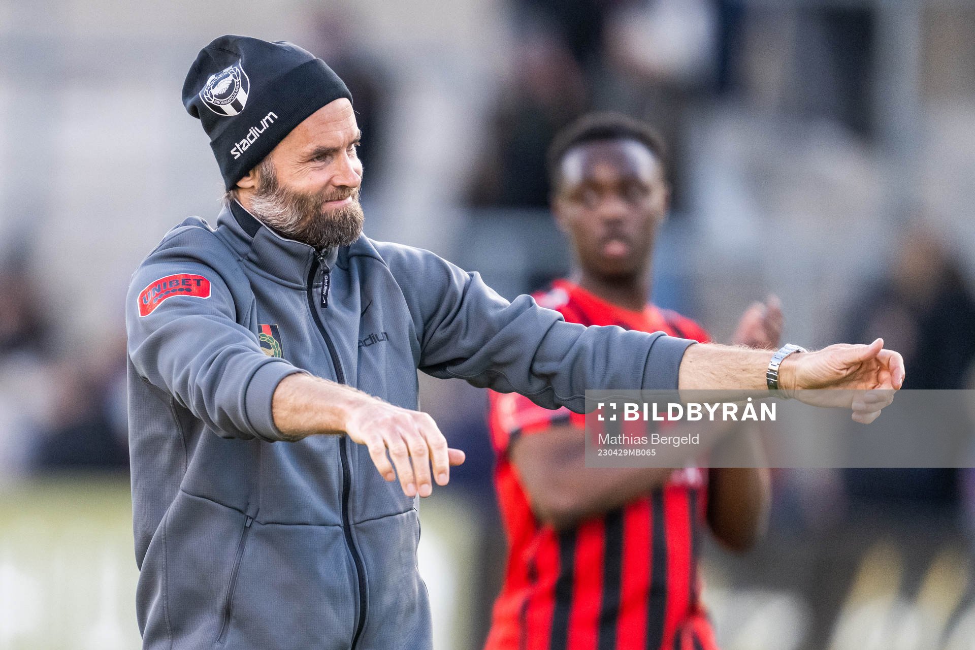 Brommapojkarnas tränare Olof Mellberg jublar
