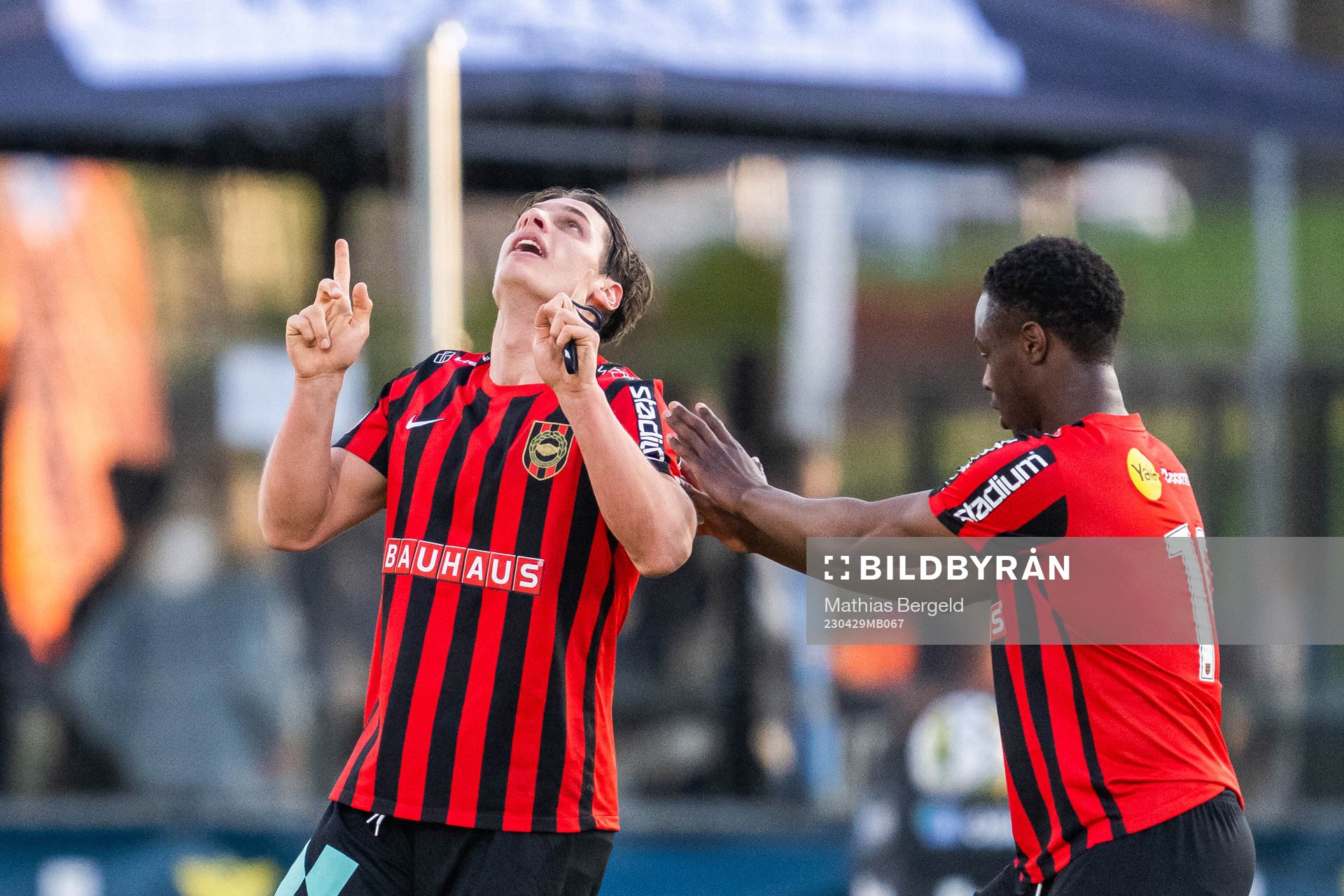 Brommapojkarnas Kevin Ackermann har gjort 0-2 och jublar