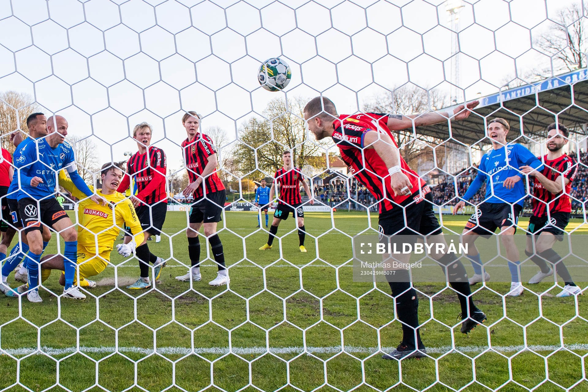 Brommapojkarnas Amadeus Sögaard nickar undan en boll