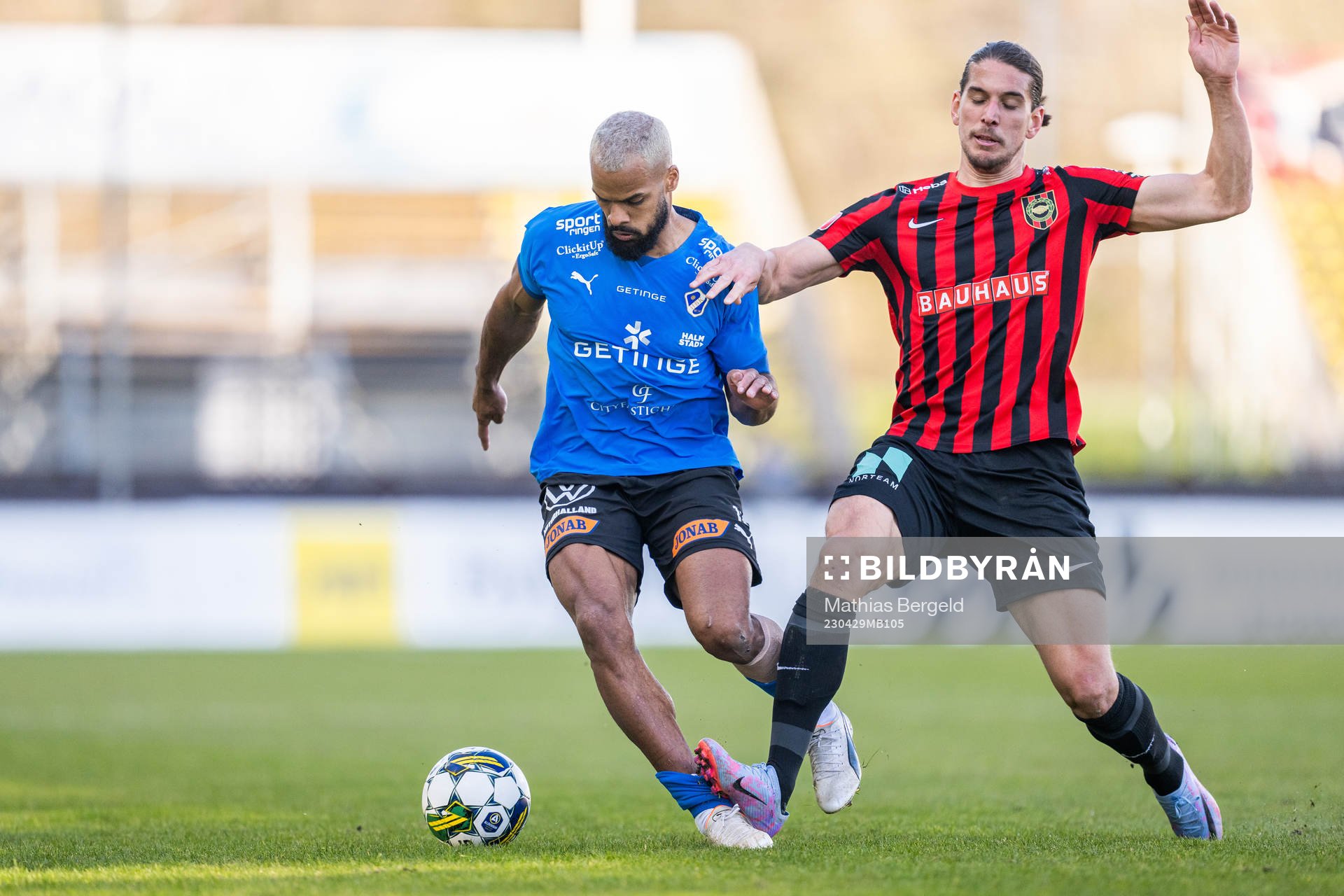 Halmstads Phil Ofosu-Ayeh och Brommapojkarnas Nikola Vasic