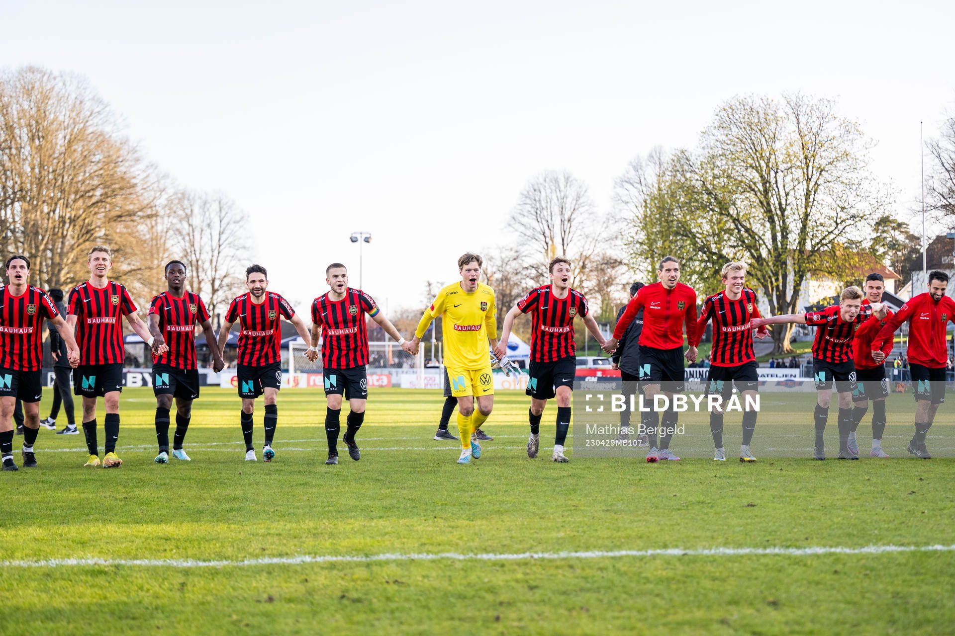Brommapojkarnas spelare jublar och tackar supportrarna