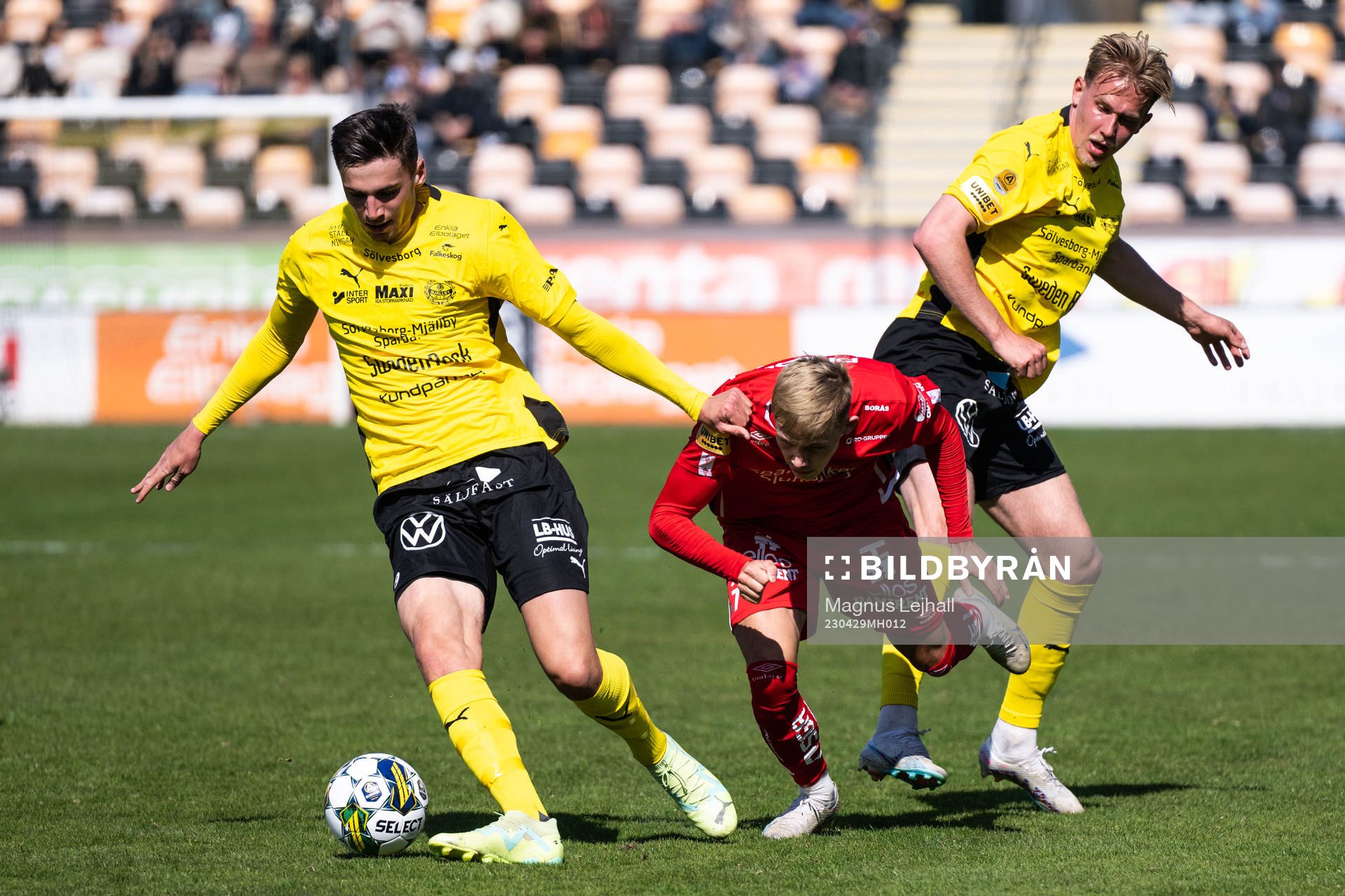 Mjällbys Noah Eile och Herman Johansson mot Elfsborgs