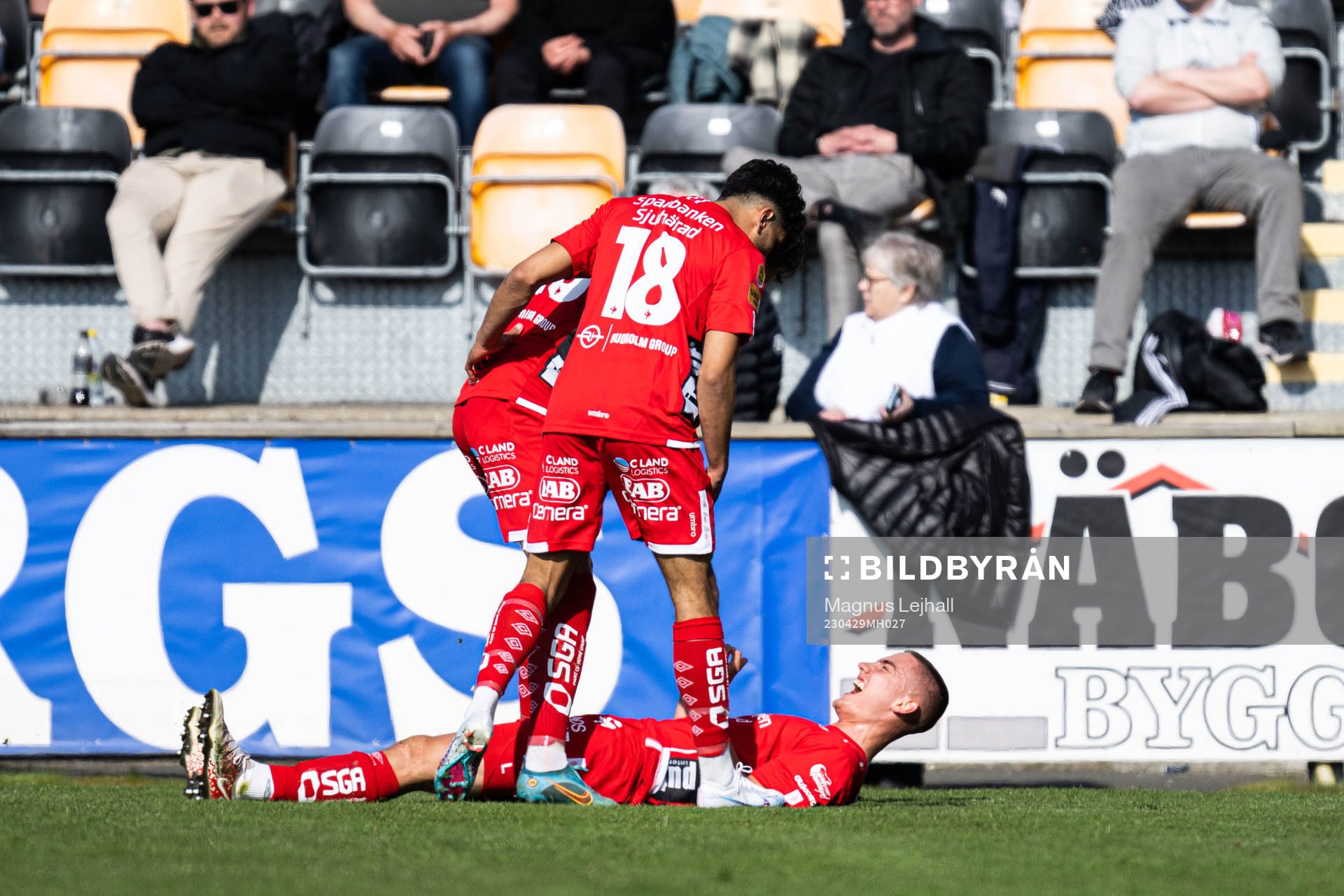 Elfsborgs Gustaf Lagerbielke jublar med Ahmed Qasem och