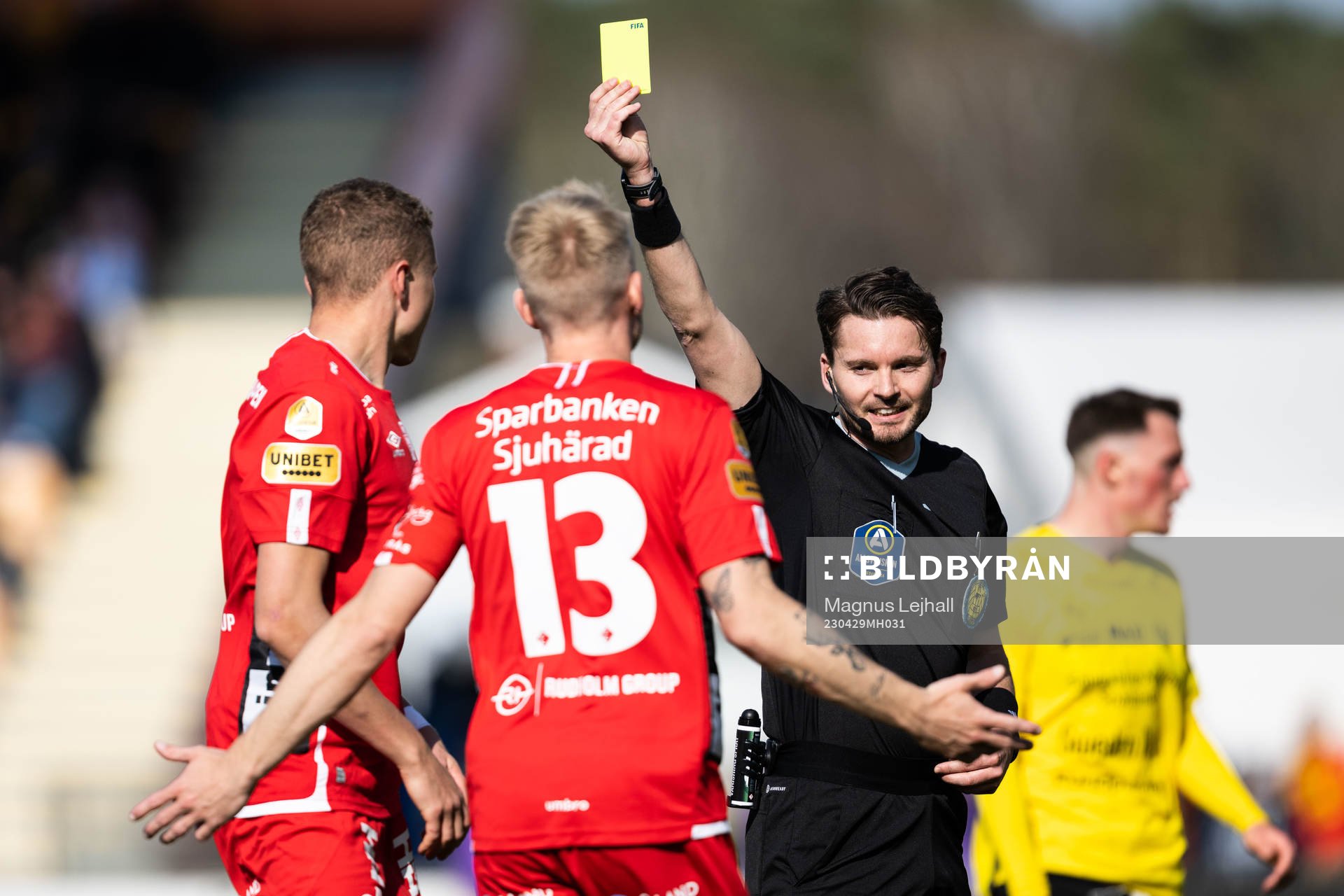 Elfsborgs Sebastian Holmen tilldelas gult kort av Domare