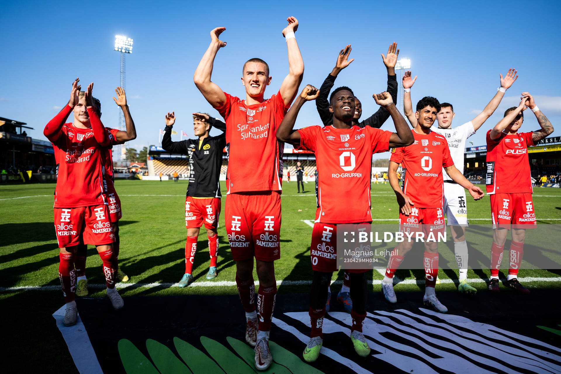 Elfsborgs Gustaf Lagerbielke jublar med lagkamrater