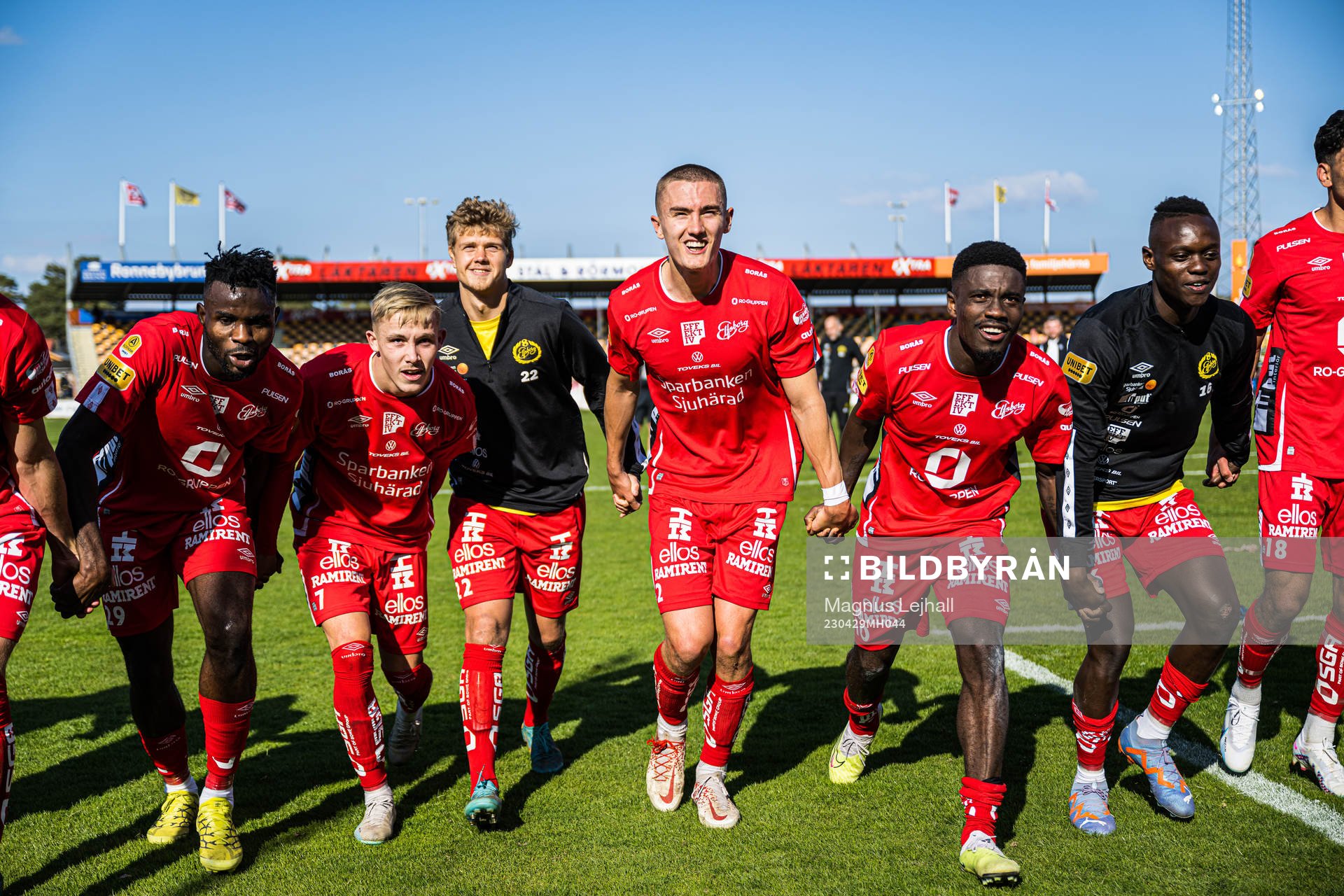 Elfsborgs Gustaf Lagerbielke jublar med lagkamraterna
