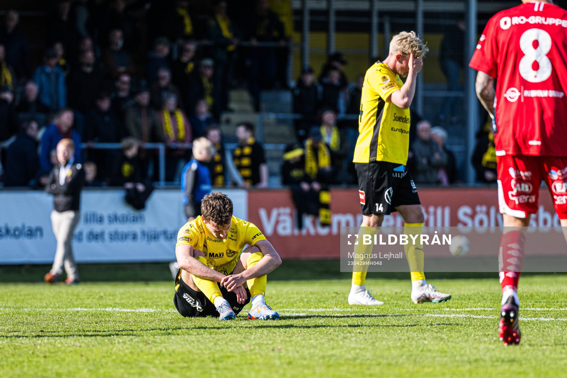 Mjällbys Colin Rösler och Herman Johansson deppar