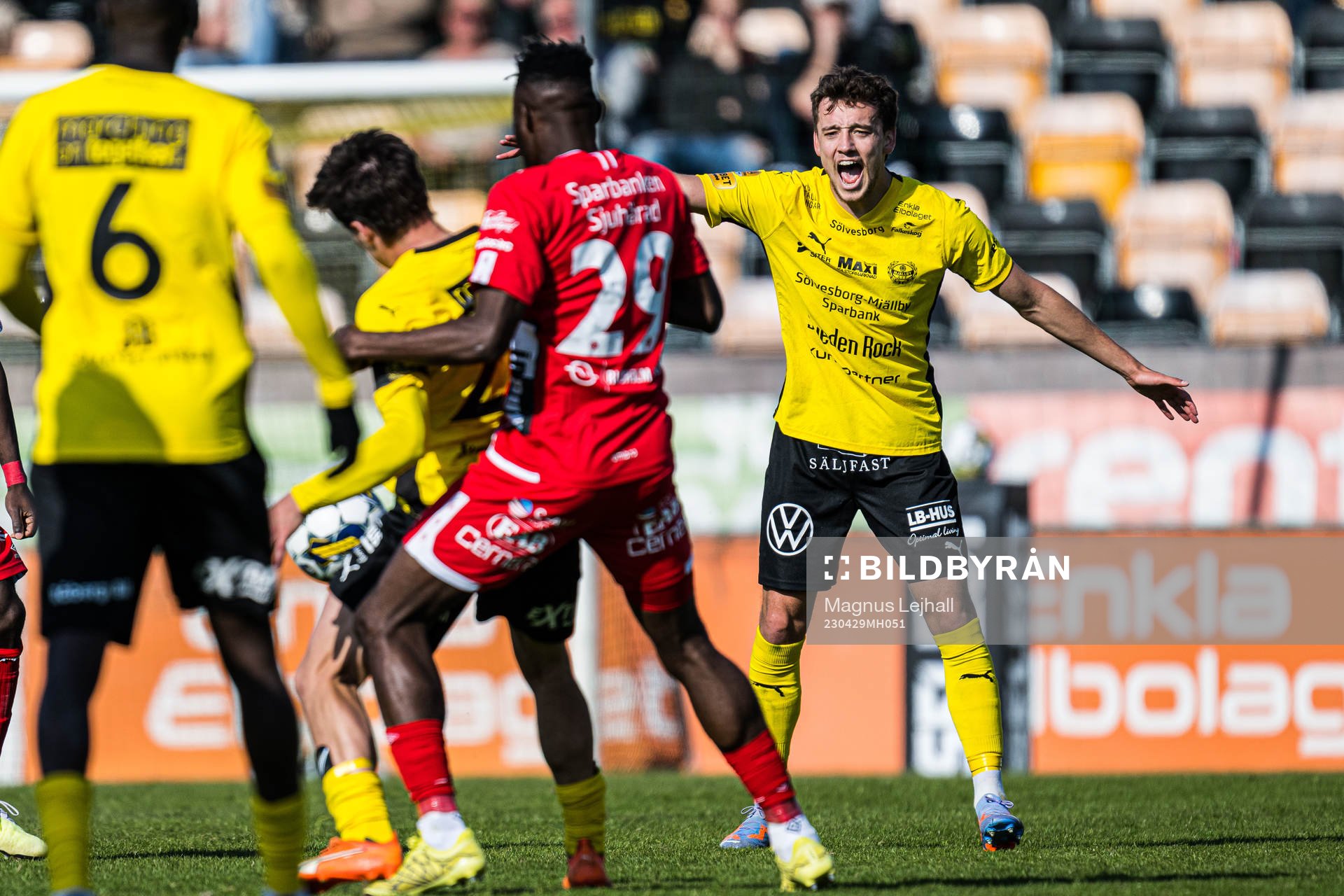 Mjällbys Colin Rösler reagerar