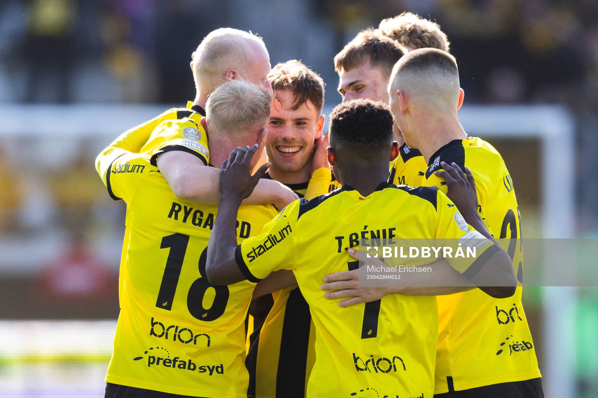 Häckens Lars Olden Larsen jublar med lagkamrater