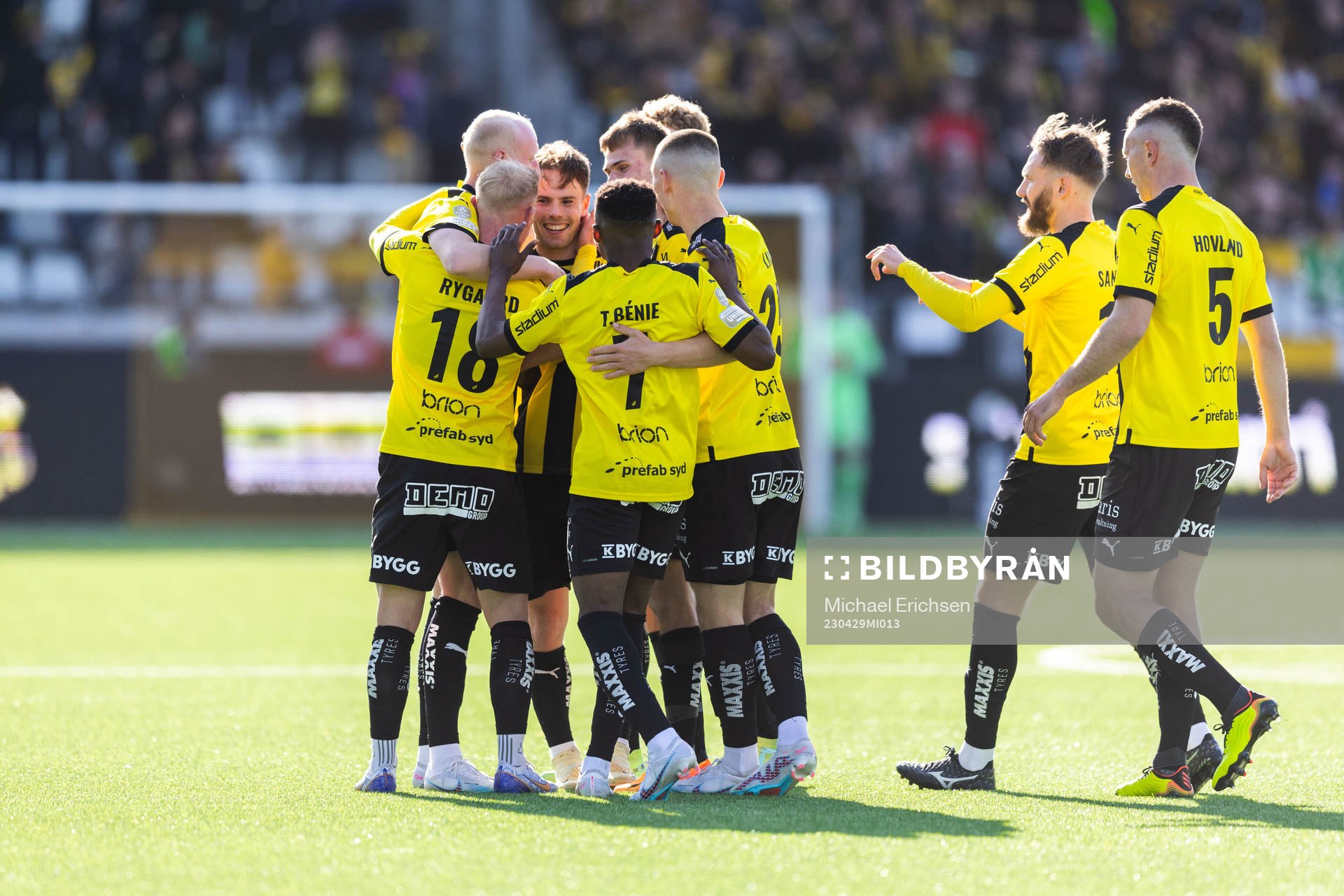 Häckens Lars Olden Larsen jublar med lagkamrater