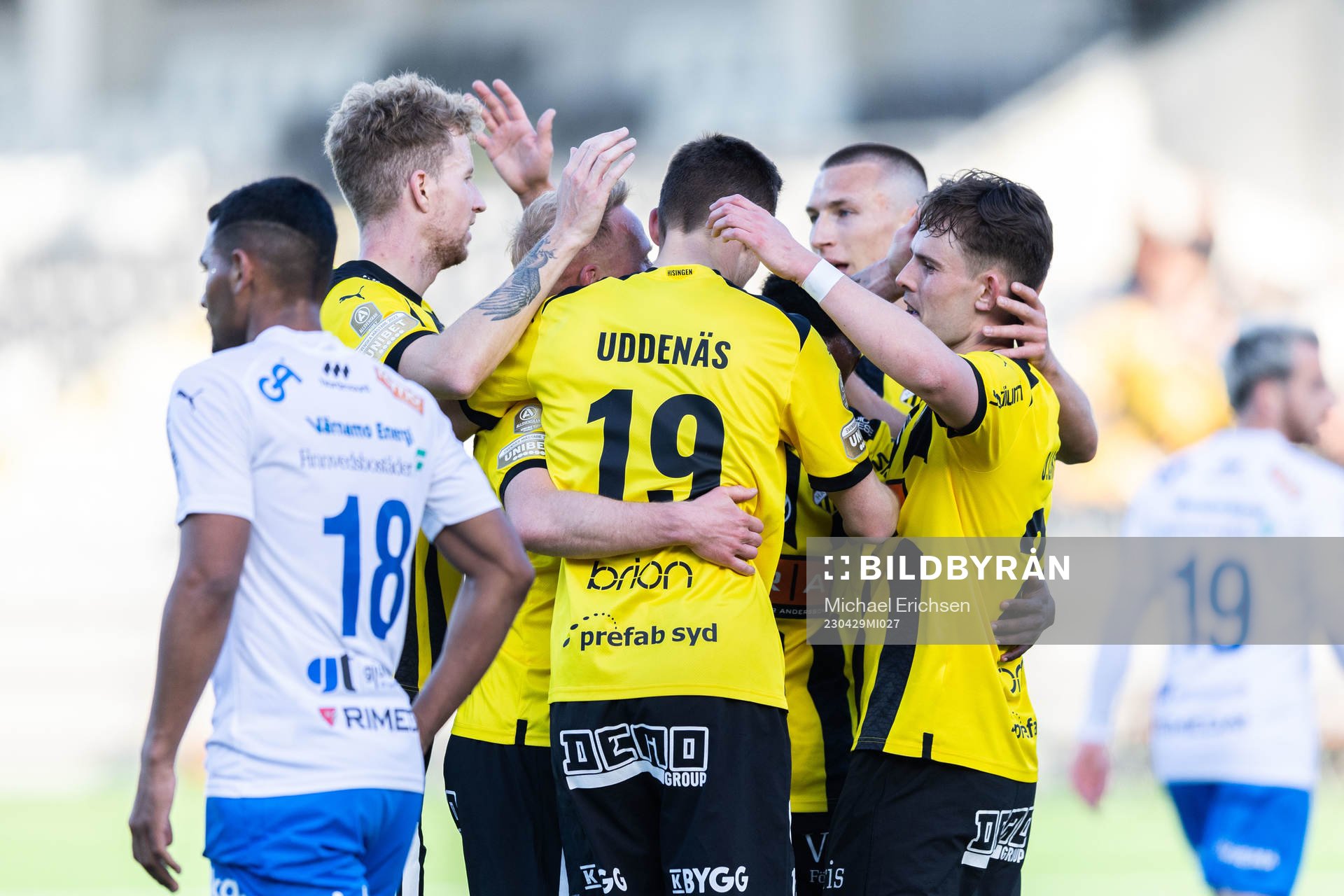 Häckens Mikkel Rygaard Jensen jublar med lagkamrater