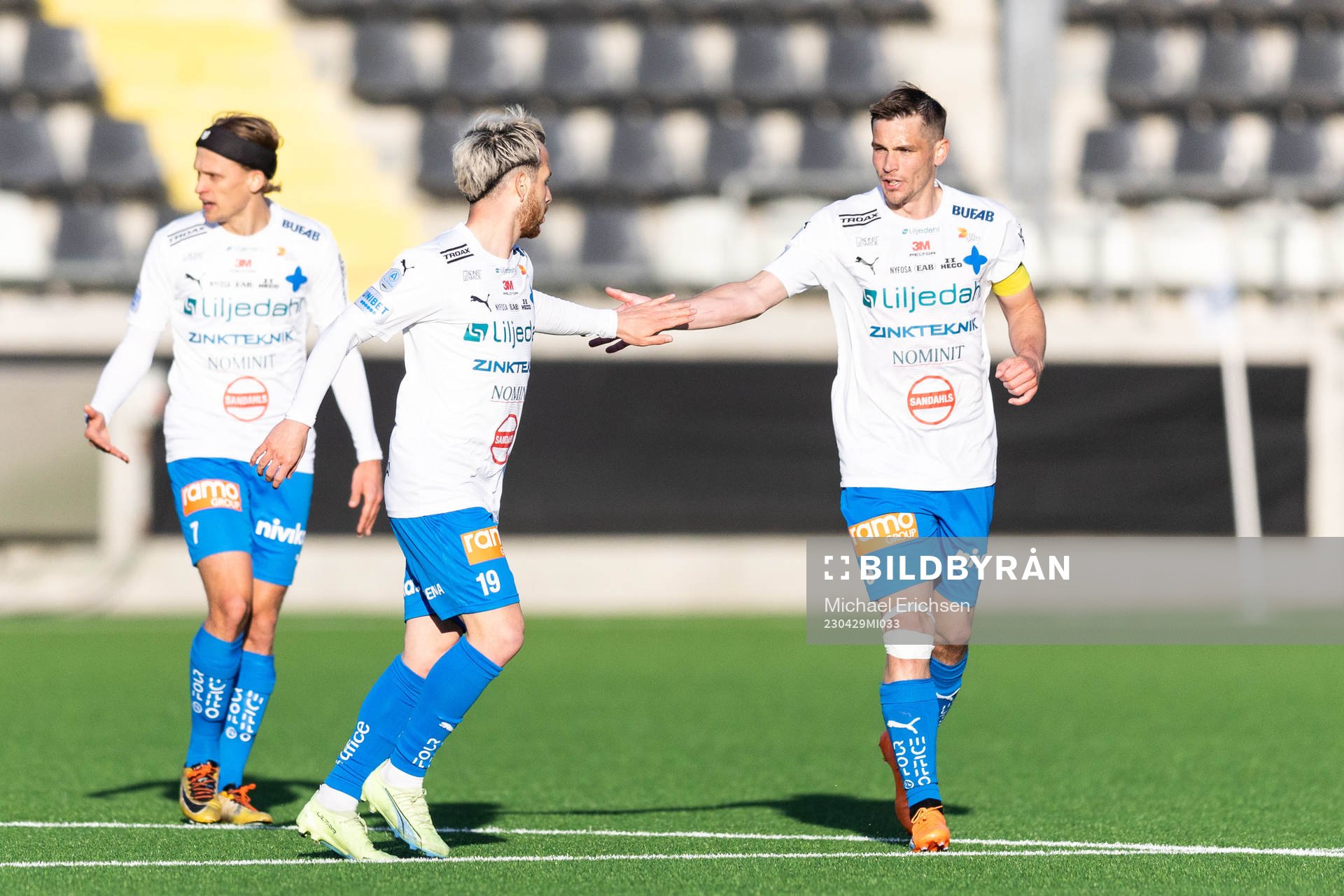 Värnamos Marco Bustos jublar med Oscar Johansson