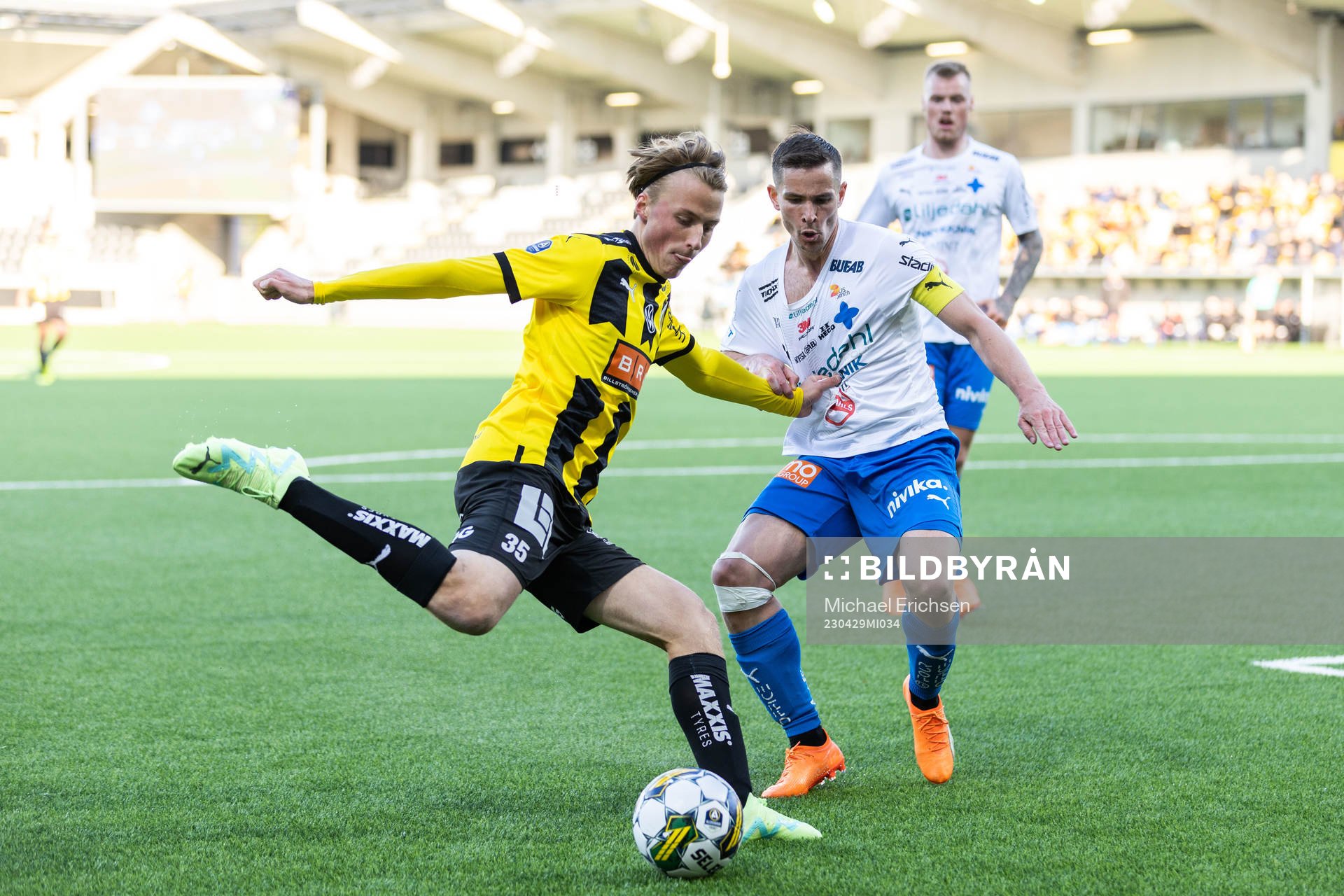 Häckens Sigge Jansson och Värnamos Oscar Johansson under fotbollsmatchen i Allsvenskan mellan Häcken och Värnamo den 29 april 2023 i Göteborg.