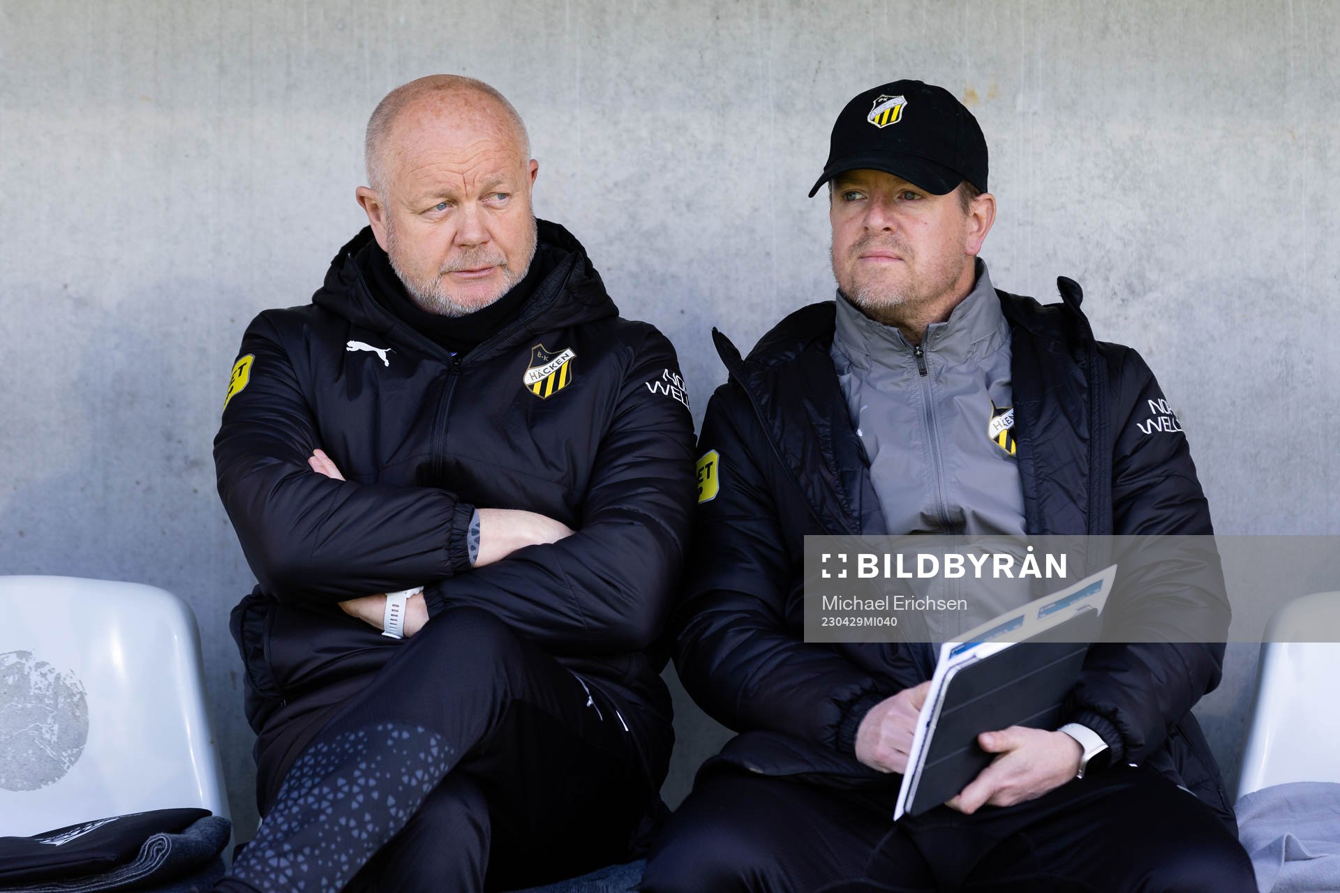 Häckens tränare Per-Mathias Høgmo och assisterande tränare Jesper Ljung under fotbollsmatchen i Allsvenskan mellan Häcken och Värnamo den 29 april 2023 i Göteborg.