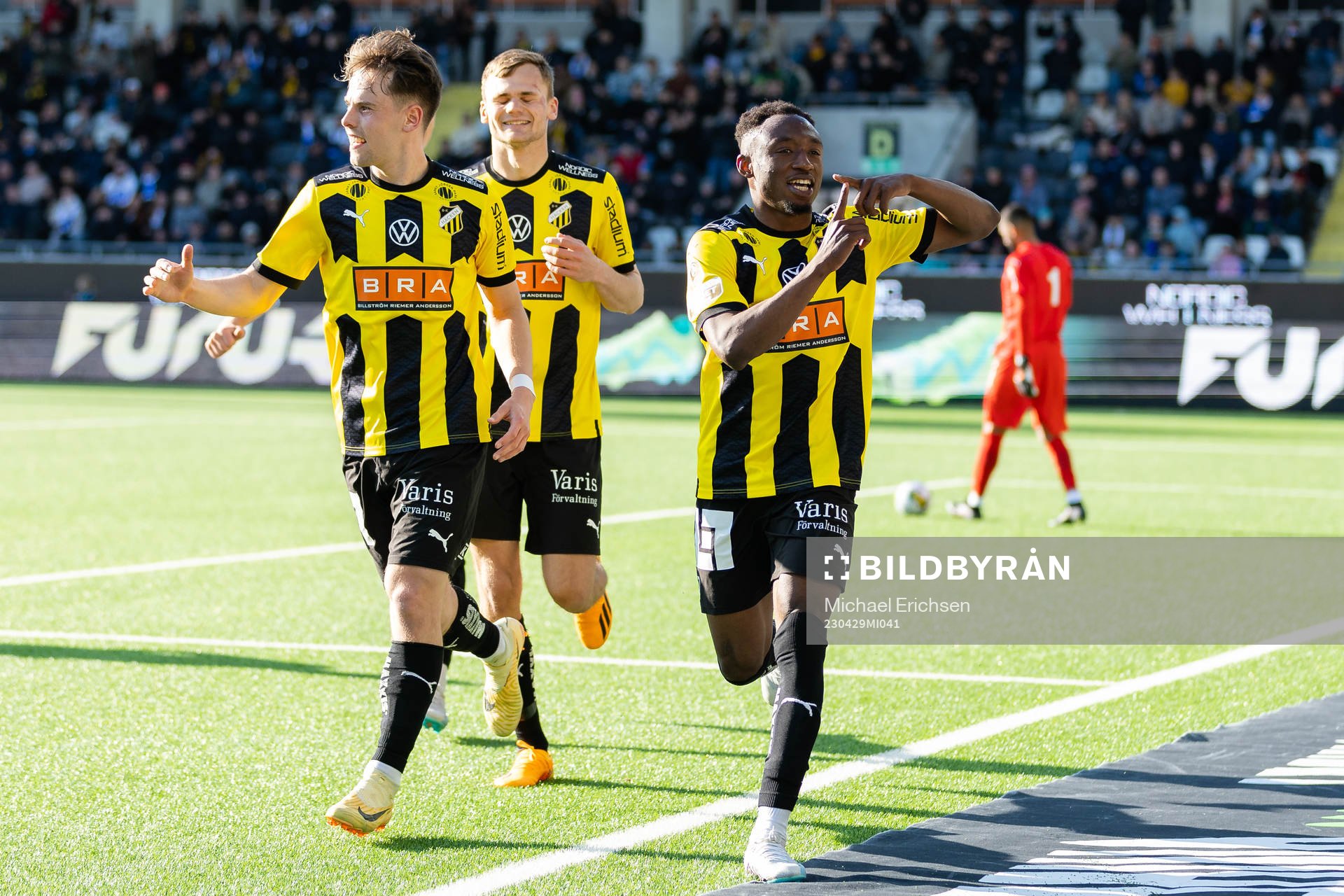 Häckens Benie Adama Traore jublar ihop med Lars Olden
