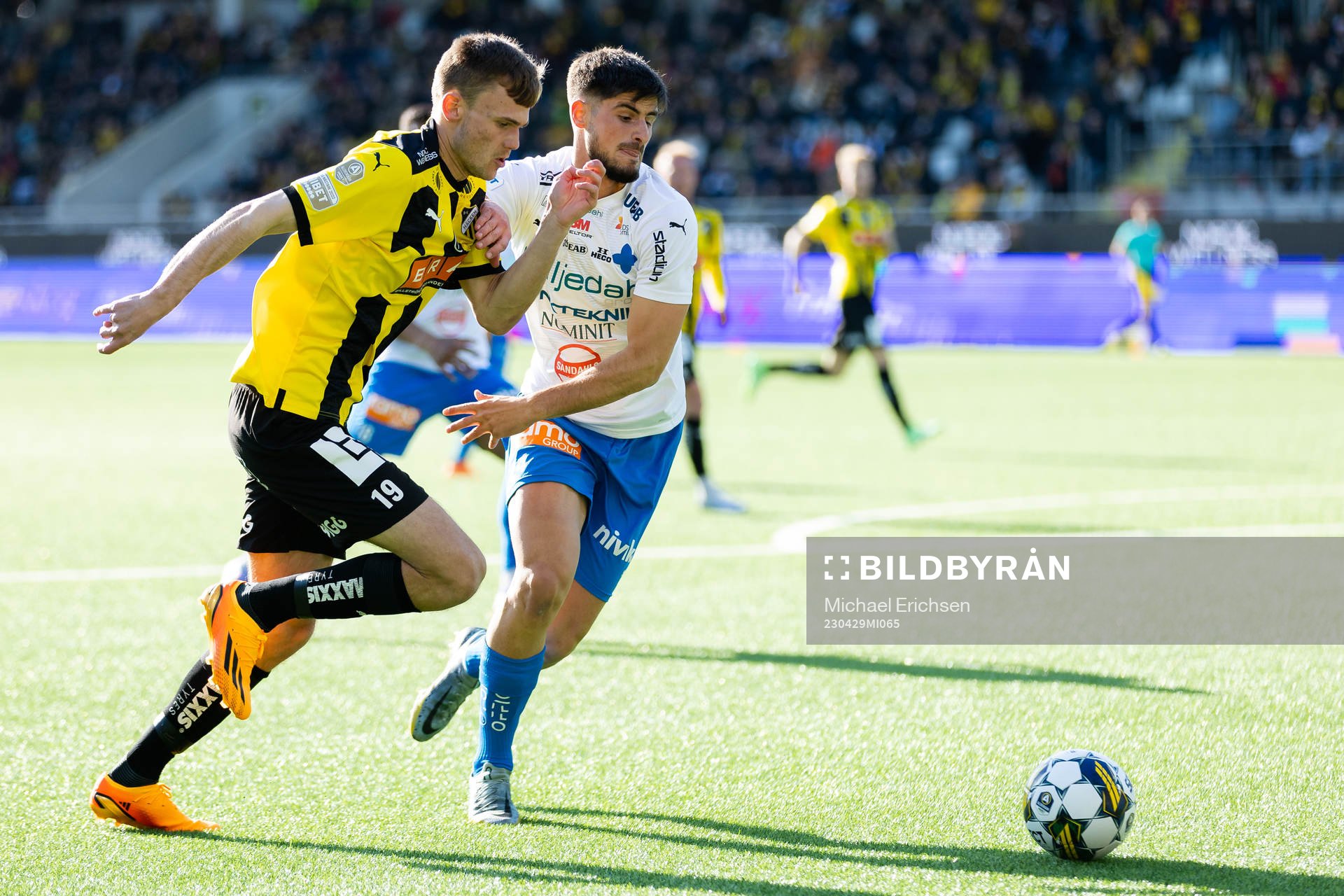 Häckens Oscar Uddenäs och Värnamos Emin Grozdanic under fotbollsmatchen i Allsvenskan mellan Häcken och Värnamo den 29 april 2023 i Göteborg.