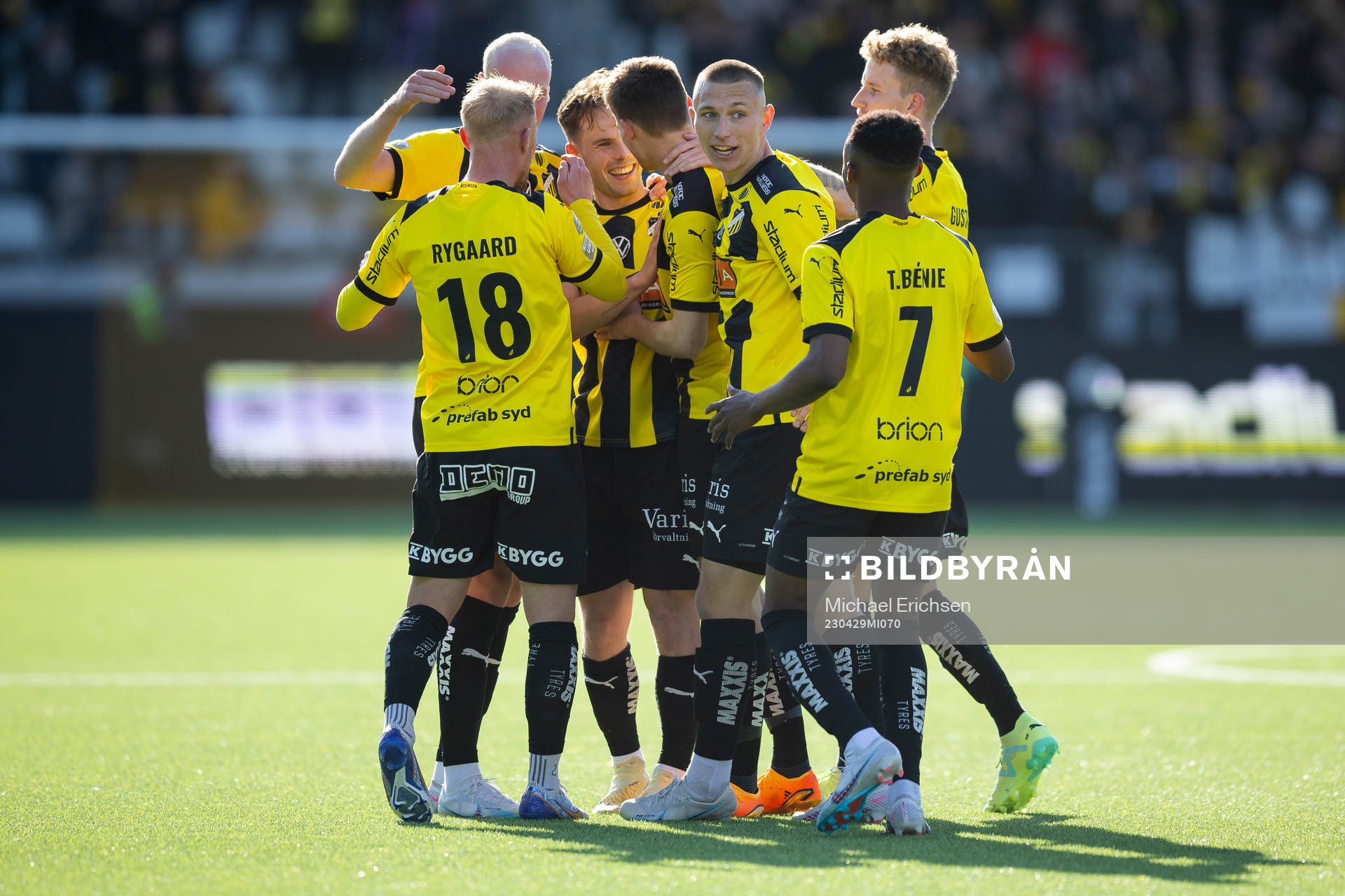 Häckens Lars Olden Larsen jublar med lagkamrater